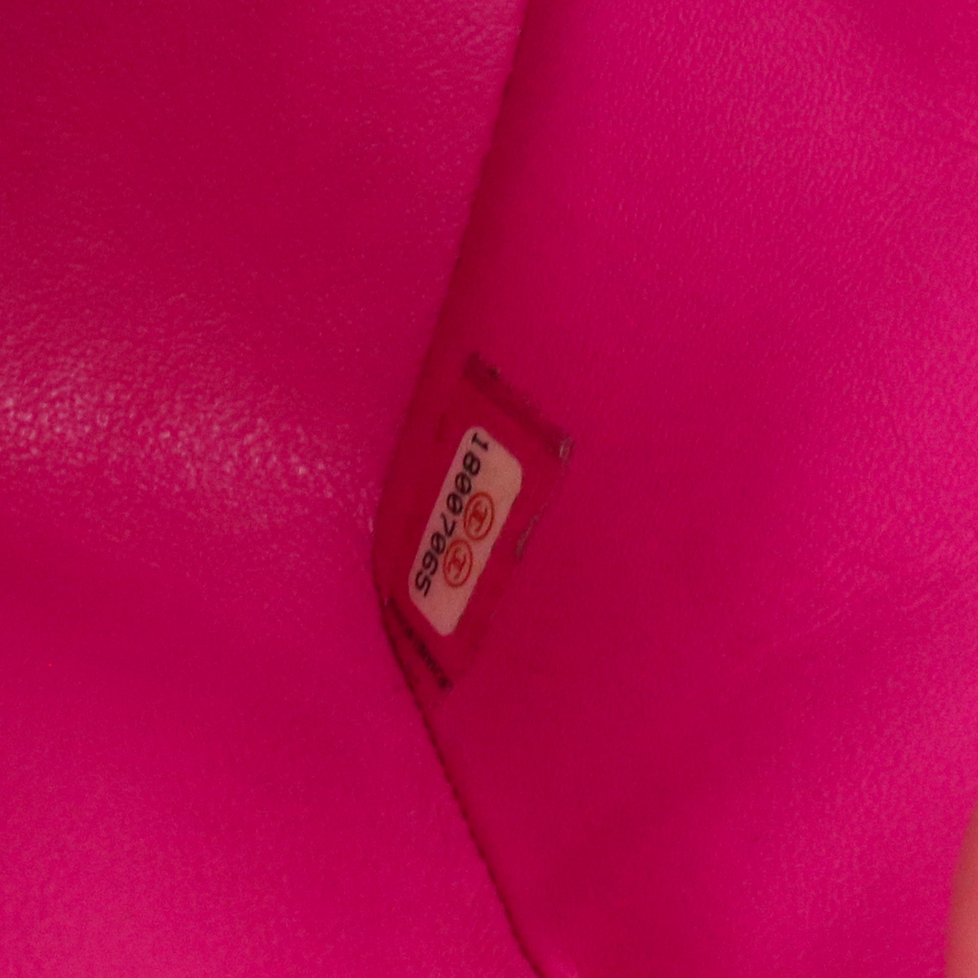 CHANEL - Sac à bandoulière Mini Square Timeless/Classique Chanel en cuir caviar rose