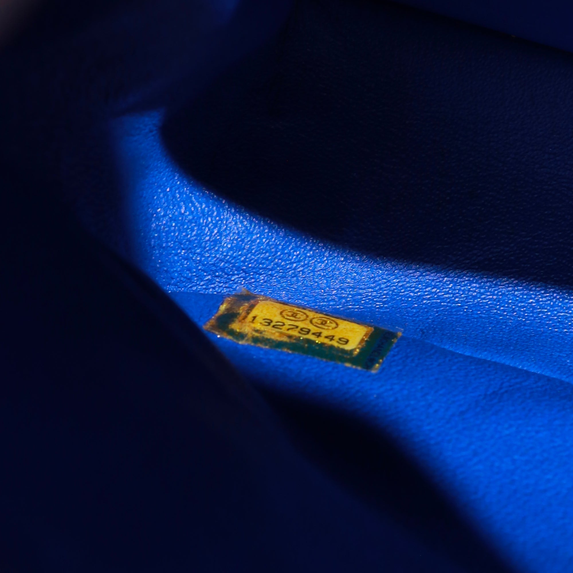 CHANEL - Sac à main Timeless 25 double flap en cuir matelassé bleu électrique