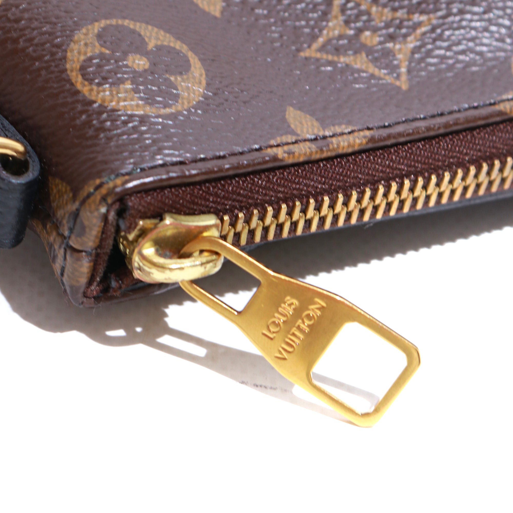 LOUIS VUITTON - Sac à bandoulière Pallas Monogram classique en cuir noir