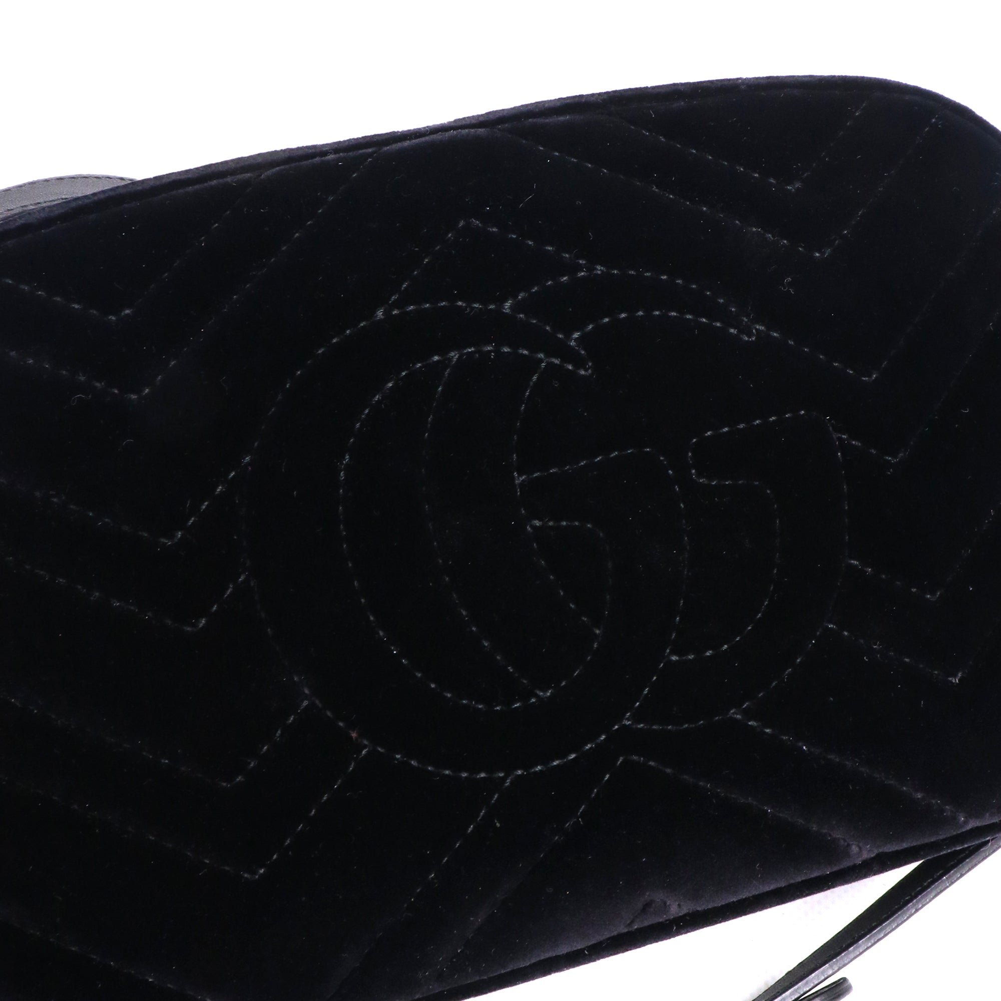GUCCI - Marmont small size camera shoulder bag quilted in red velvet