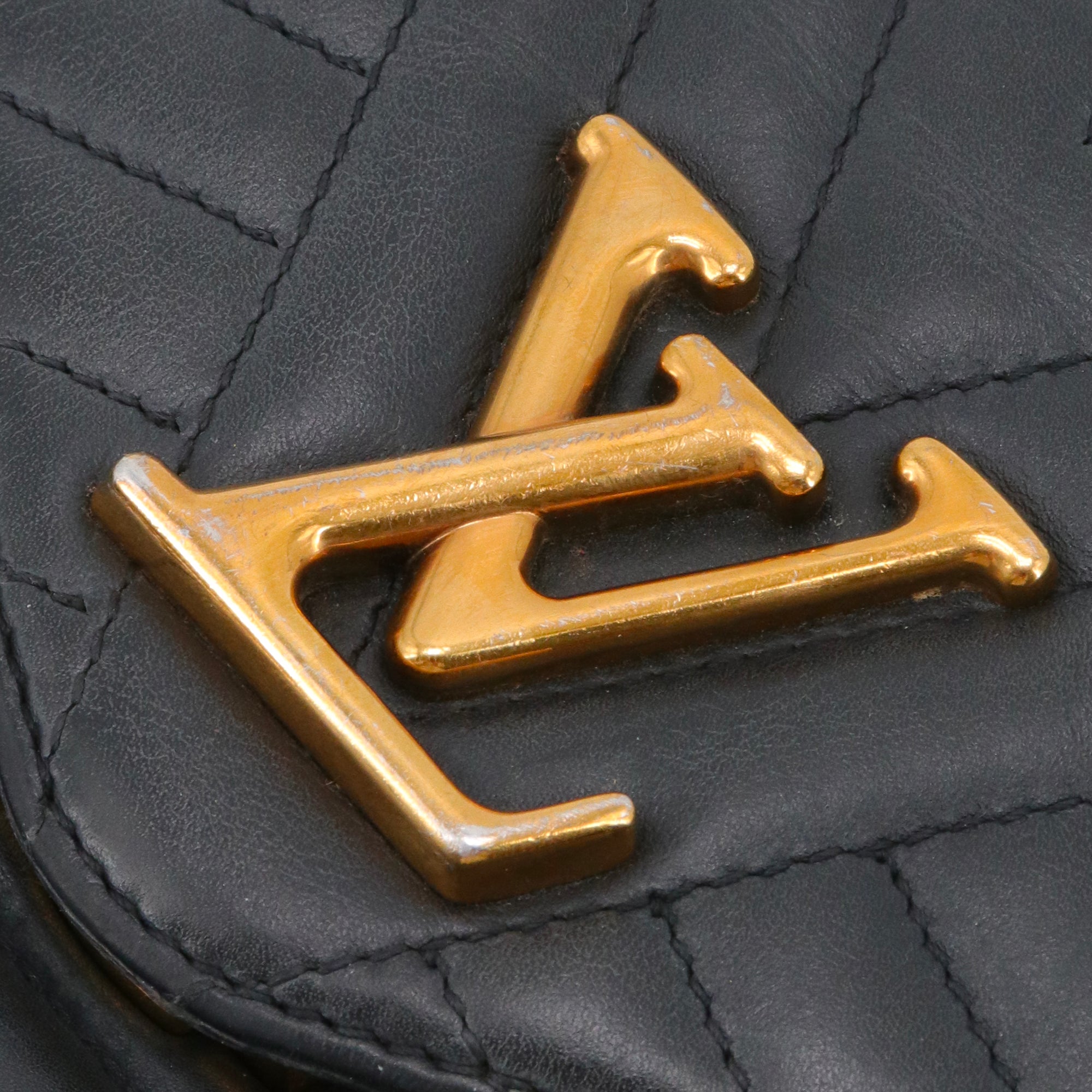 LOUIS VUITTON - Sac à bandoulière New Wave Louis Vuitton en cuir noir