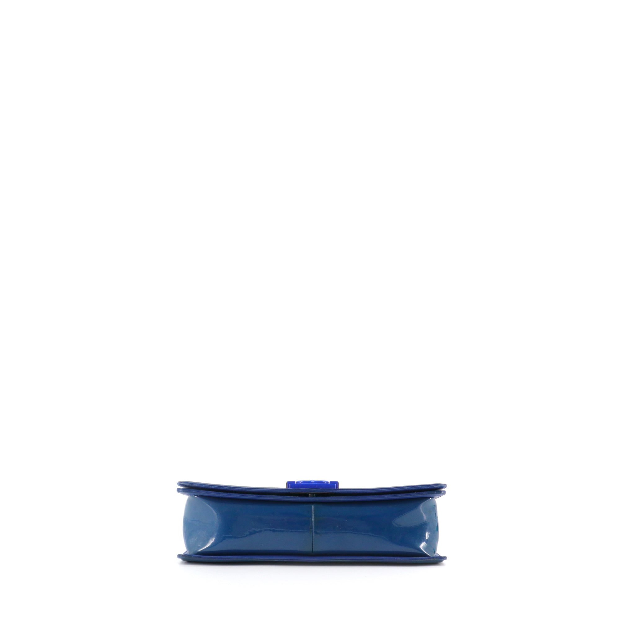 CHANEL - Sac à bandoulière Boy Chanel en cuir verni bleu