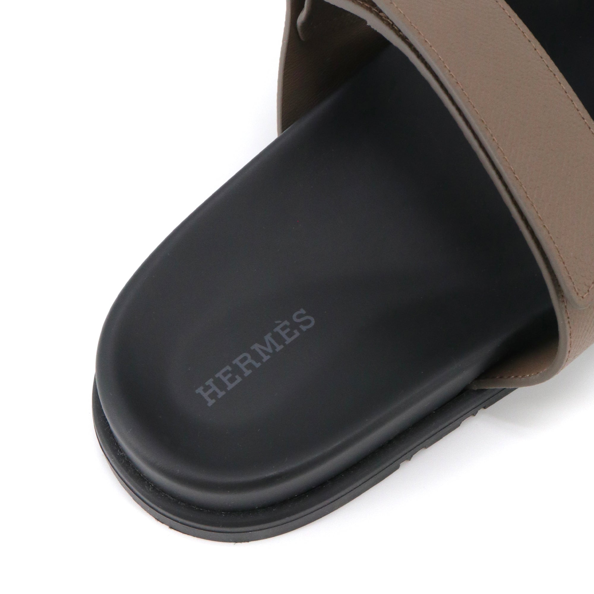 HERMÈS - Sandales Chypre Hermès en cuir epsom étoupe (T39)