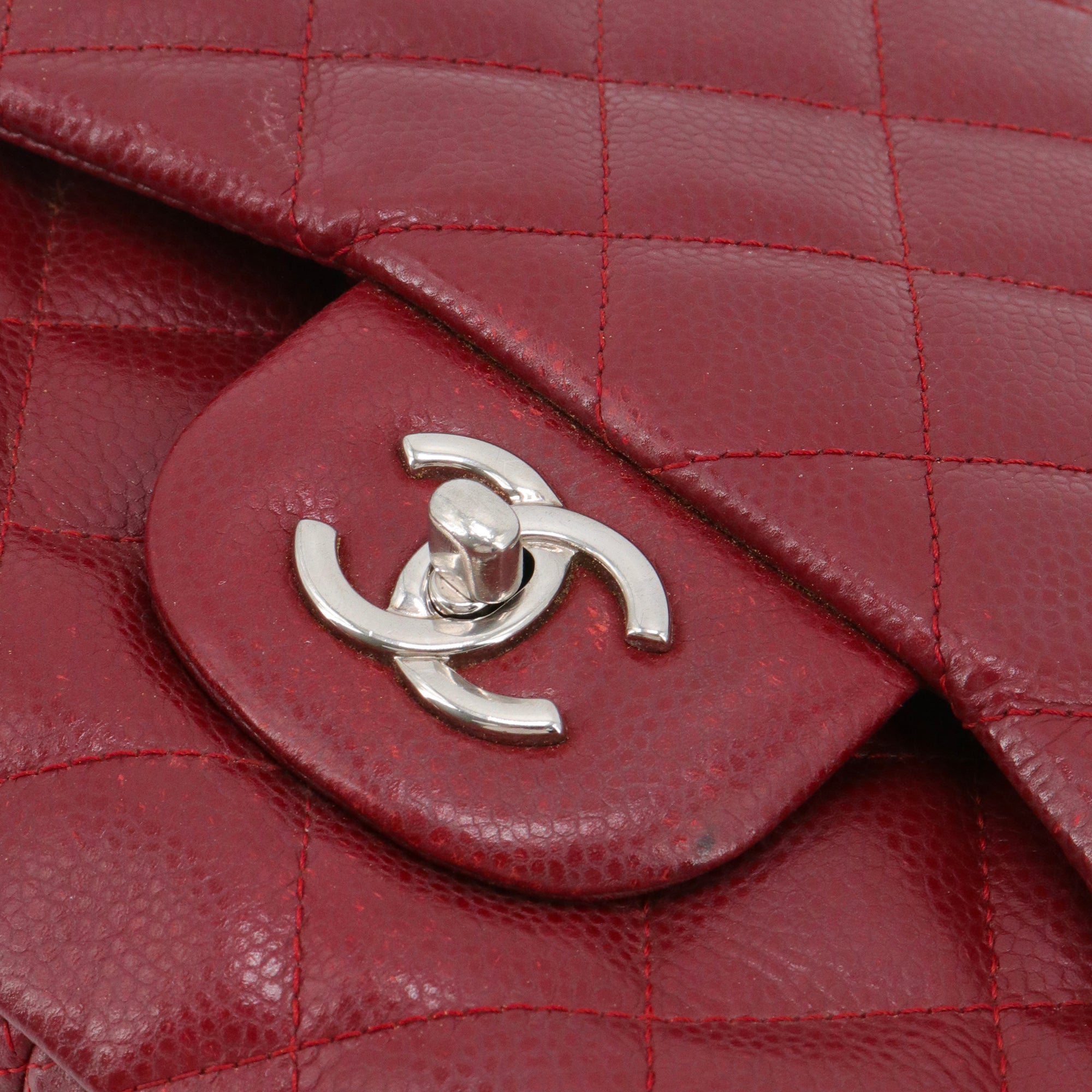 CHANEL - Sac à bandoulière Classique/Timeless Jumbo Chanel en cuir caviar bordeaux