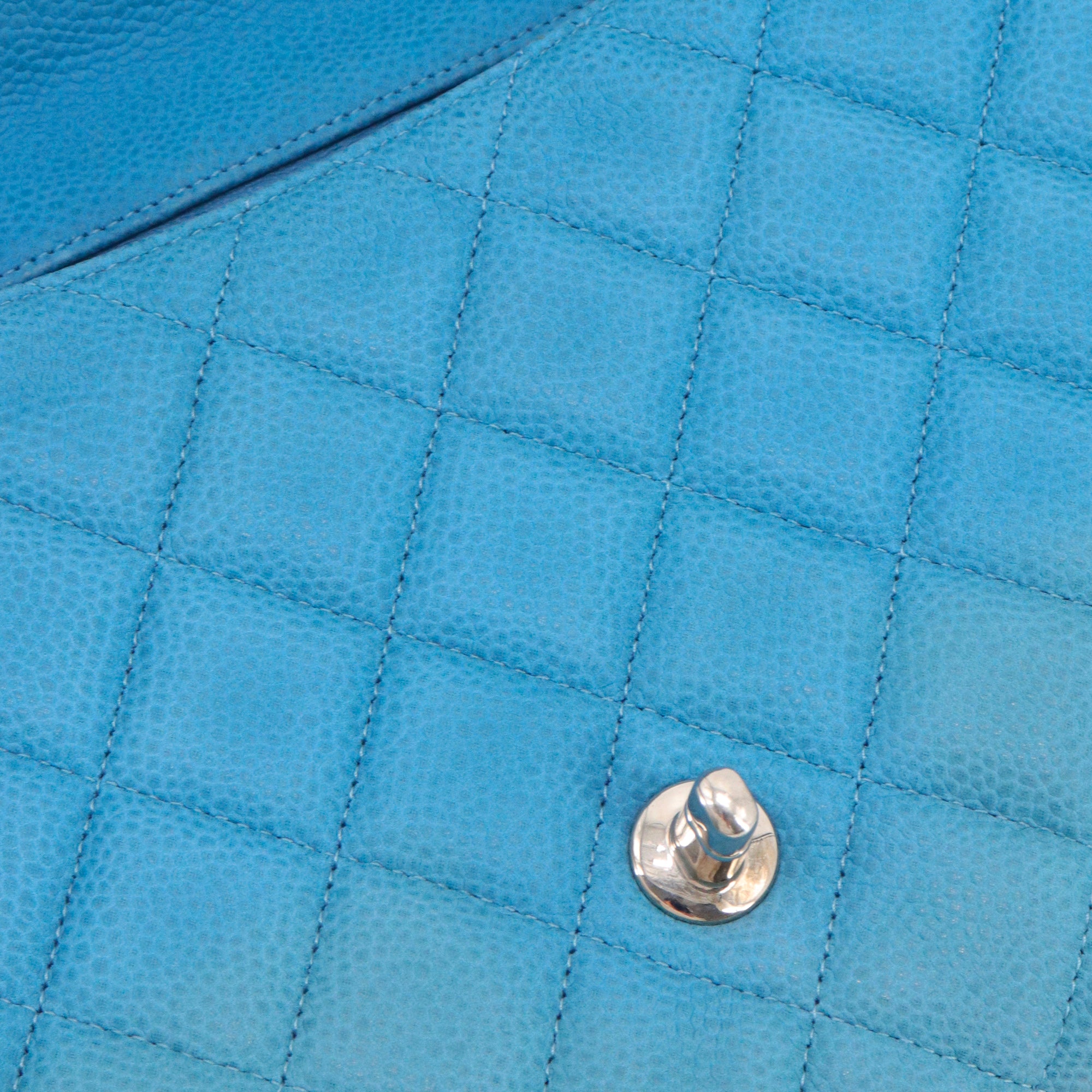 CHANEL - Sac à épaule Enveloppe Chanel en cuir caviar bleu