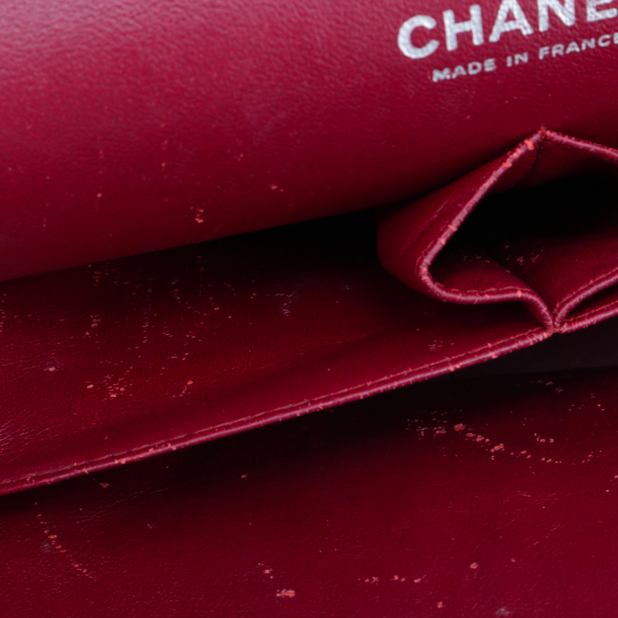 CHANEL - Sac à bandoulière Classique/Timeless Jumbo Chanel en cuir verni bordeaux