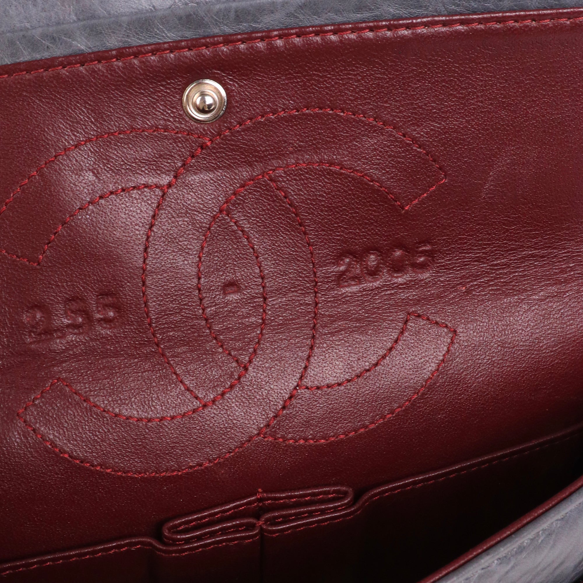 CHANEL - Sac à bandoulière 2.55 Chanel small en cuir froissé gris vintage