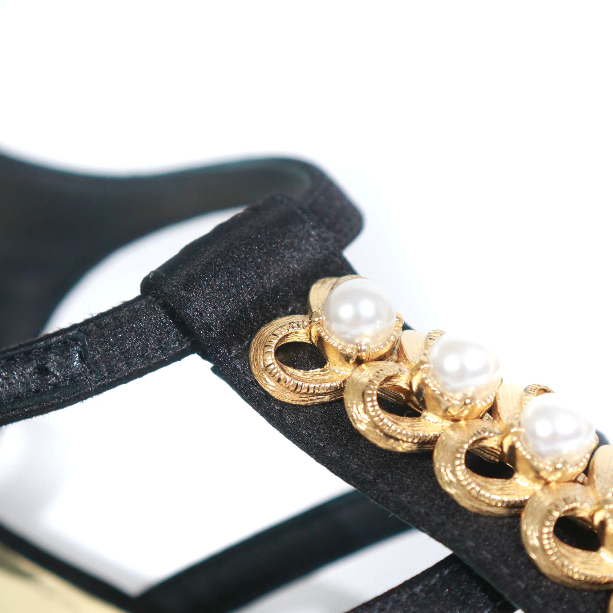 CHANEL - Sandales plates à perles en toile noire (T39)