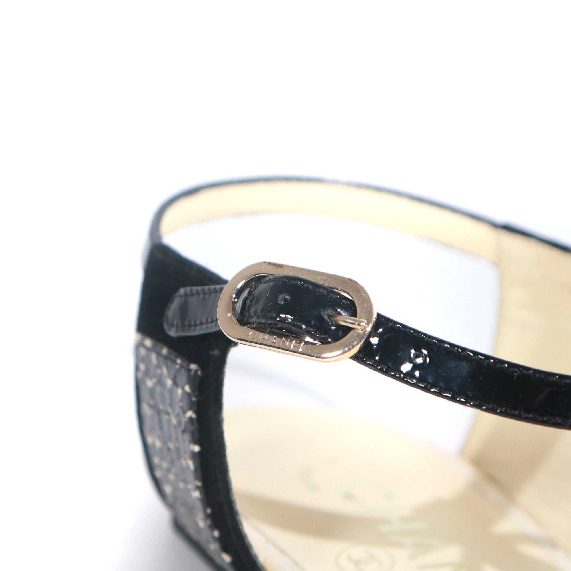 CHANEL - Sandales plates CC en cuir (T39)