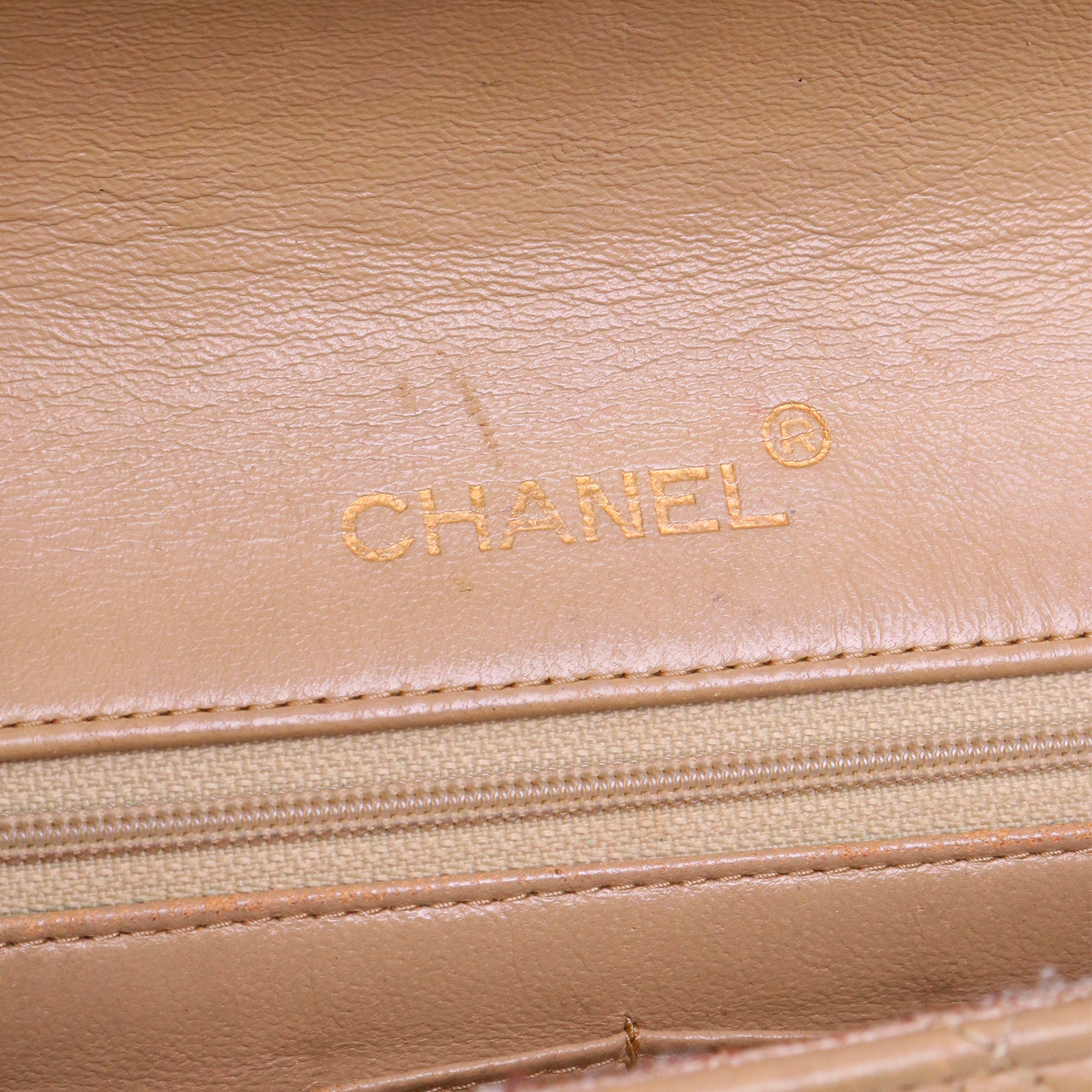 CHANEL - Sac à main Classique/Timeless Full Flap Chanel en cuir lisse beige vintage