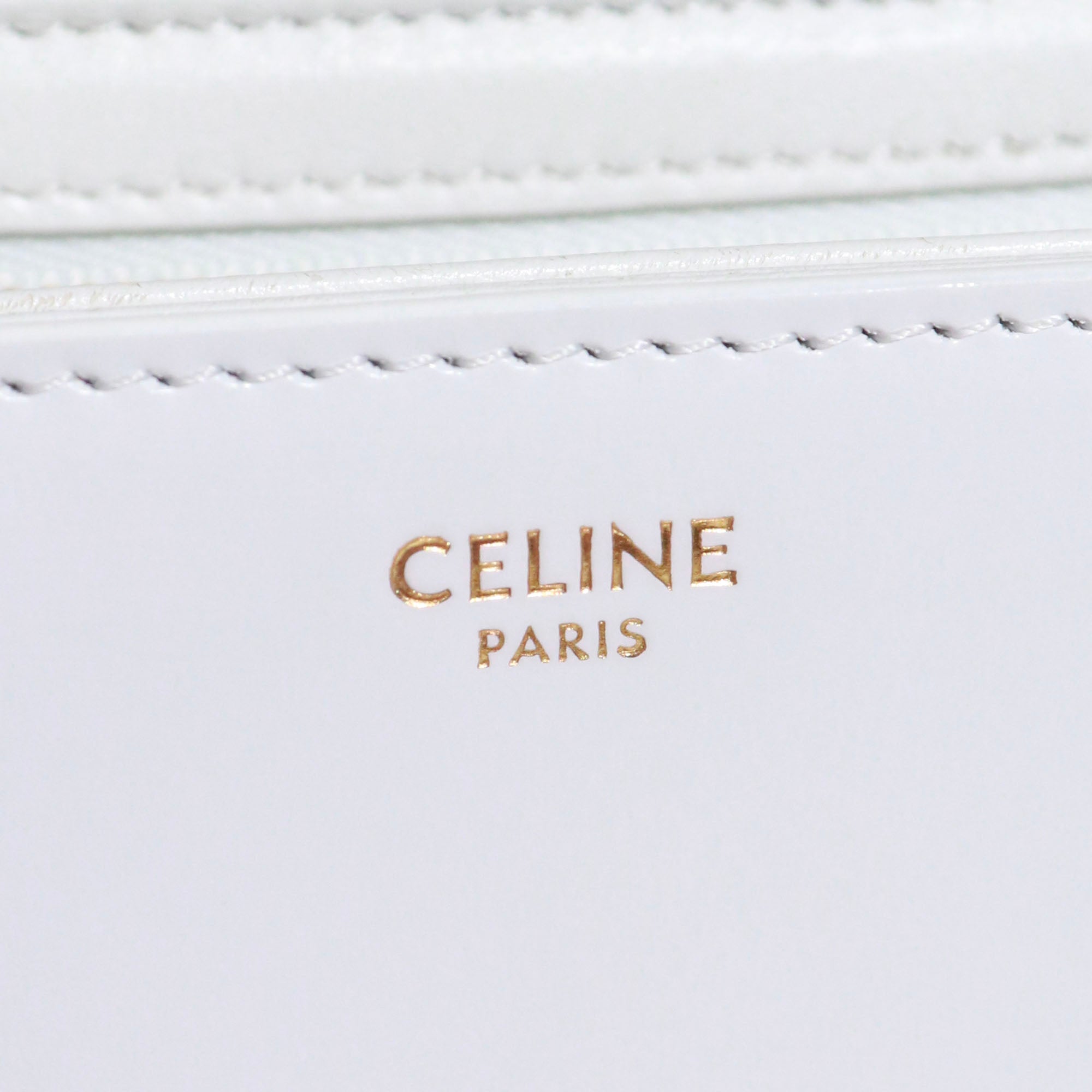 CELINE - Sac à bandoulière Triomphe teen en cuir box blanc artique