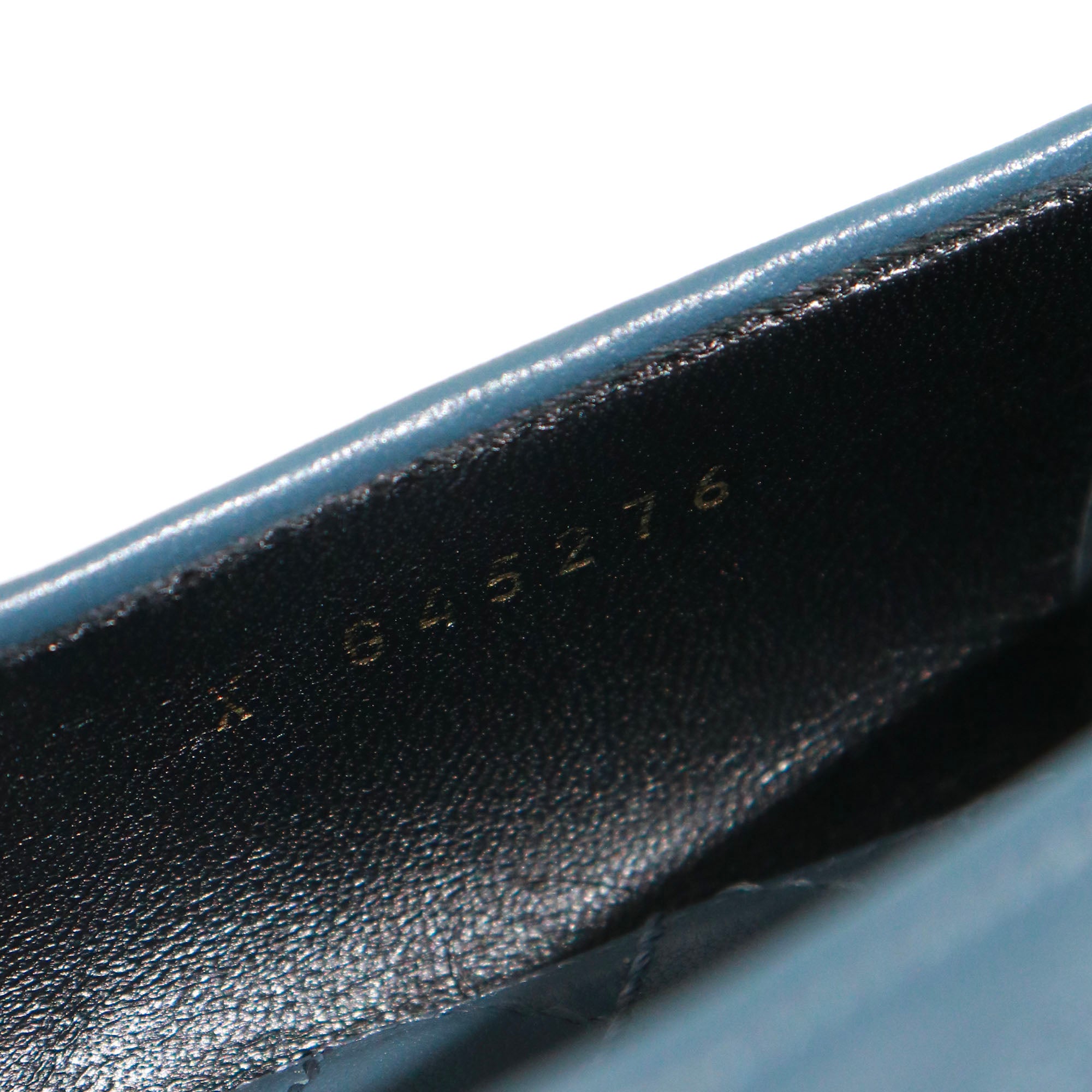 CHANEL - Mocassins en cuir lisse bleu (T38)