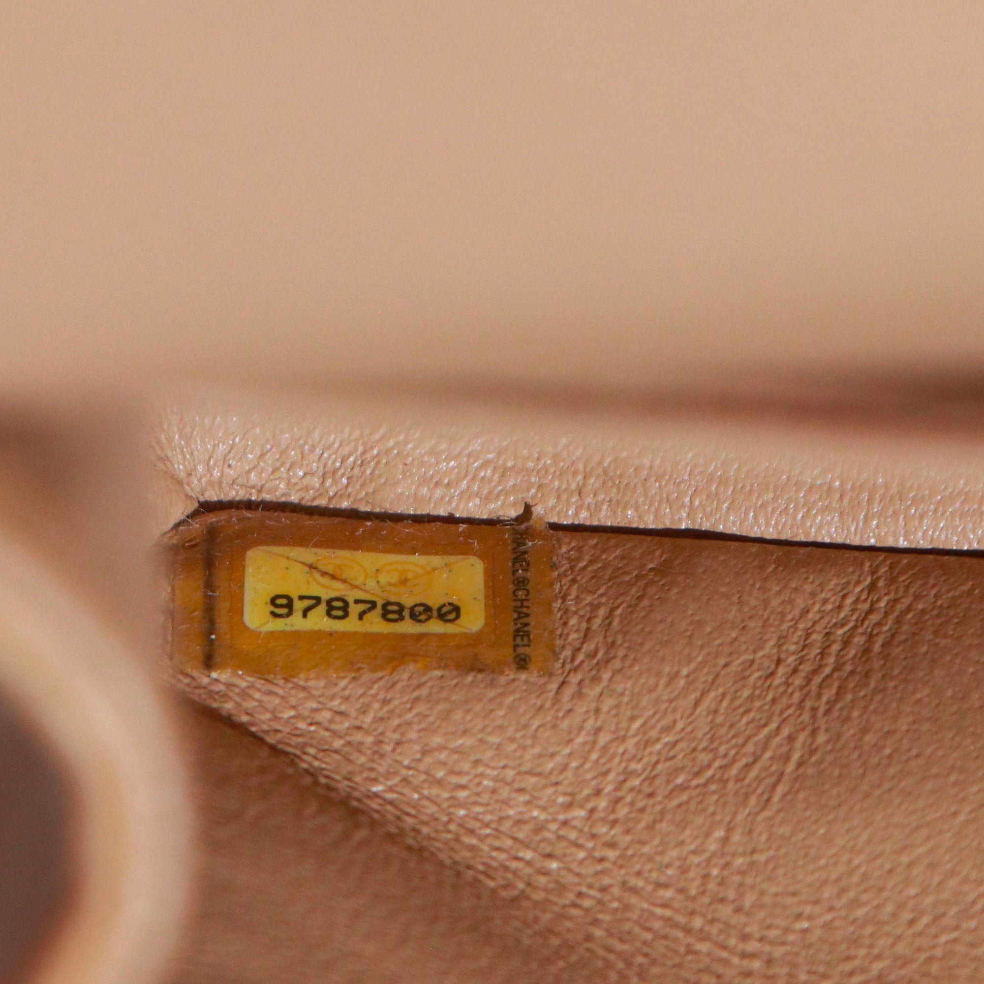 CHANEL - Sac à main Timeless 25 double flap en cuir matelassé beige