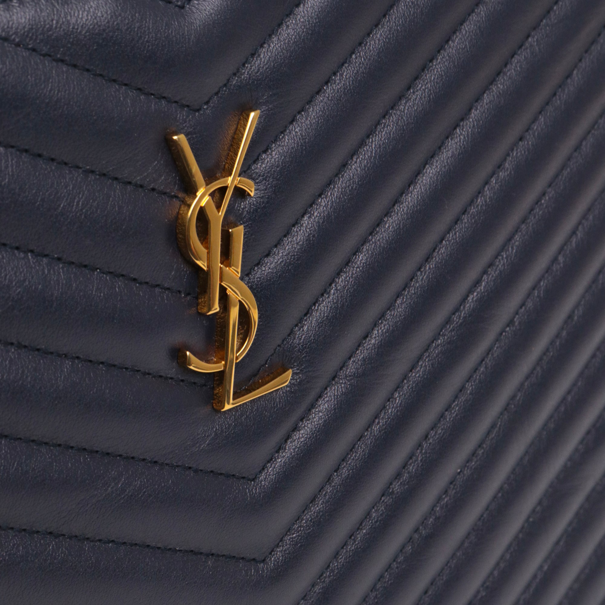 SAINT LAURENT - Pochette Cassandre Saint Laurent en cuir chevron bleu marine