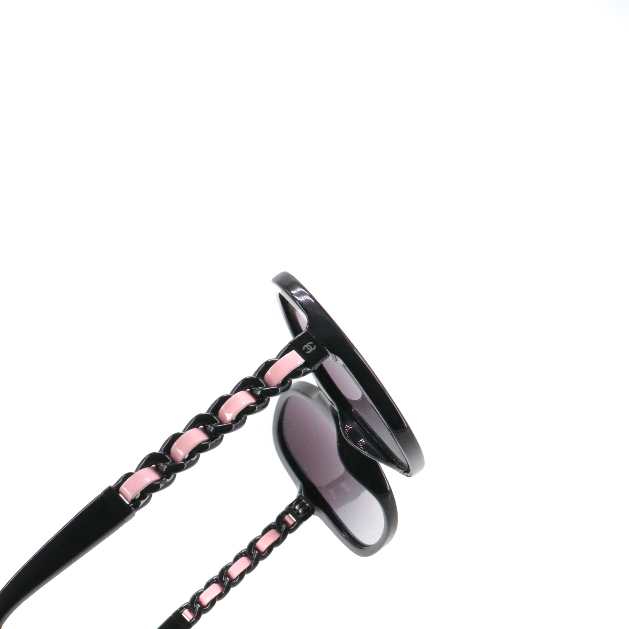 CHANEL - Lunettes de soleil Chanel en plastique noir
