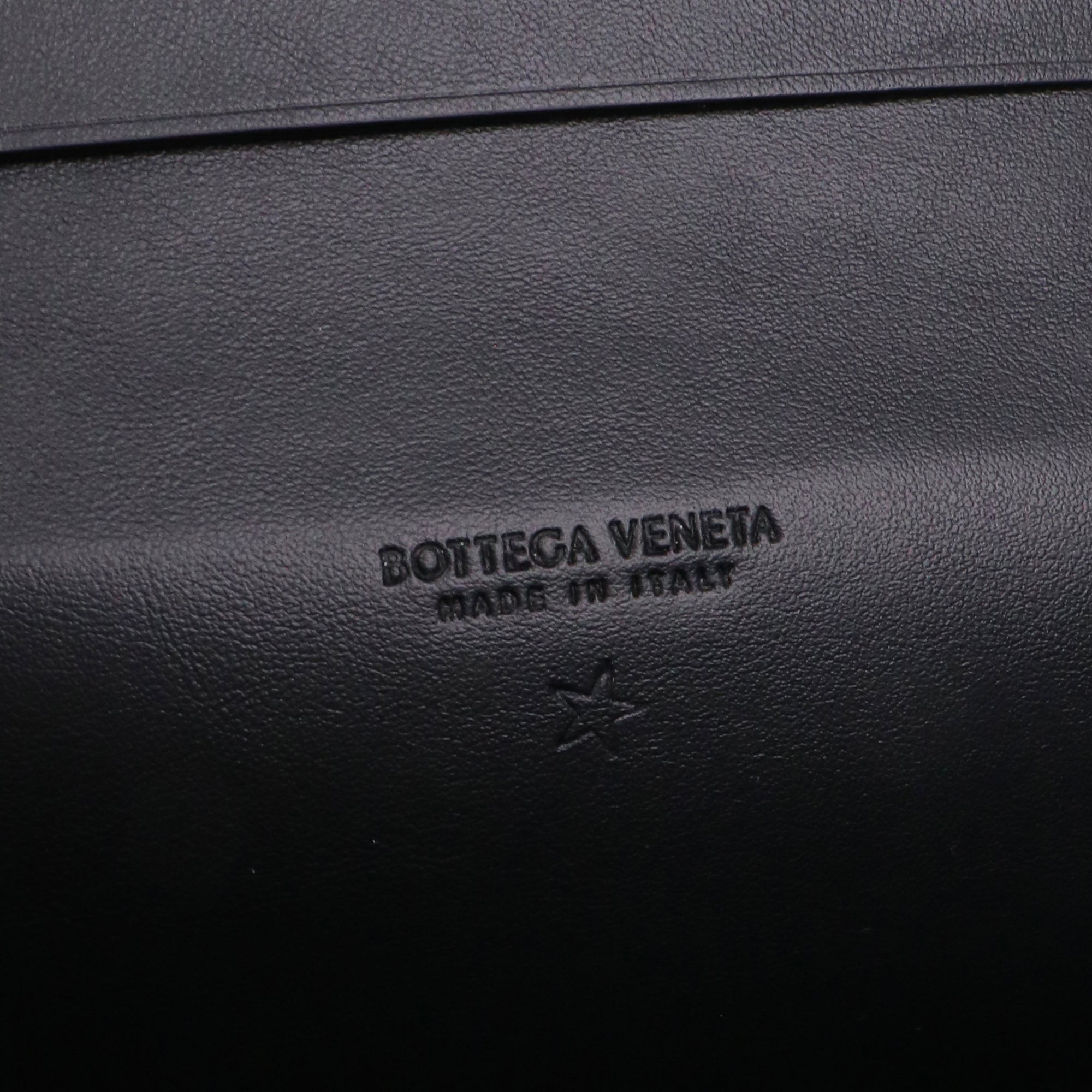 BOTTEGA VENETA - Portefeuille à rabat Bottega Veneta en cuir noir