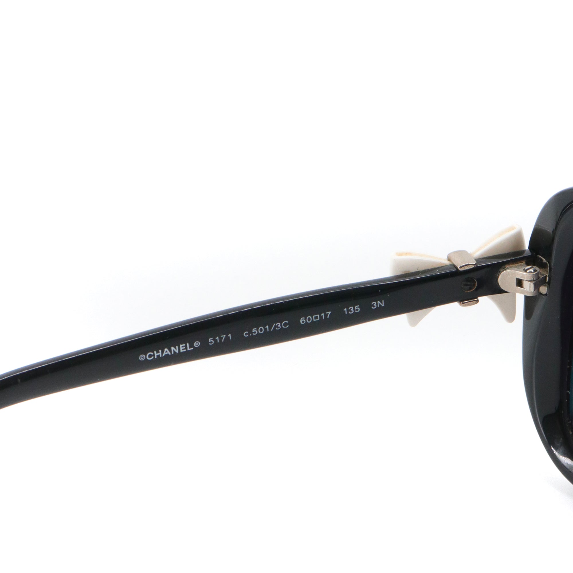 CHANEL - Lunettes de soleil Chanel en plastique noir