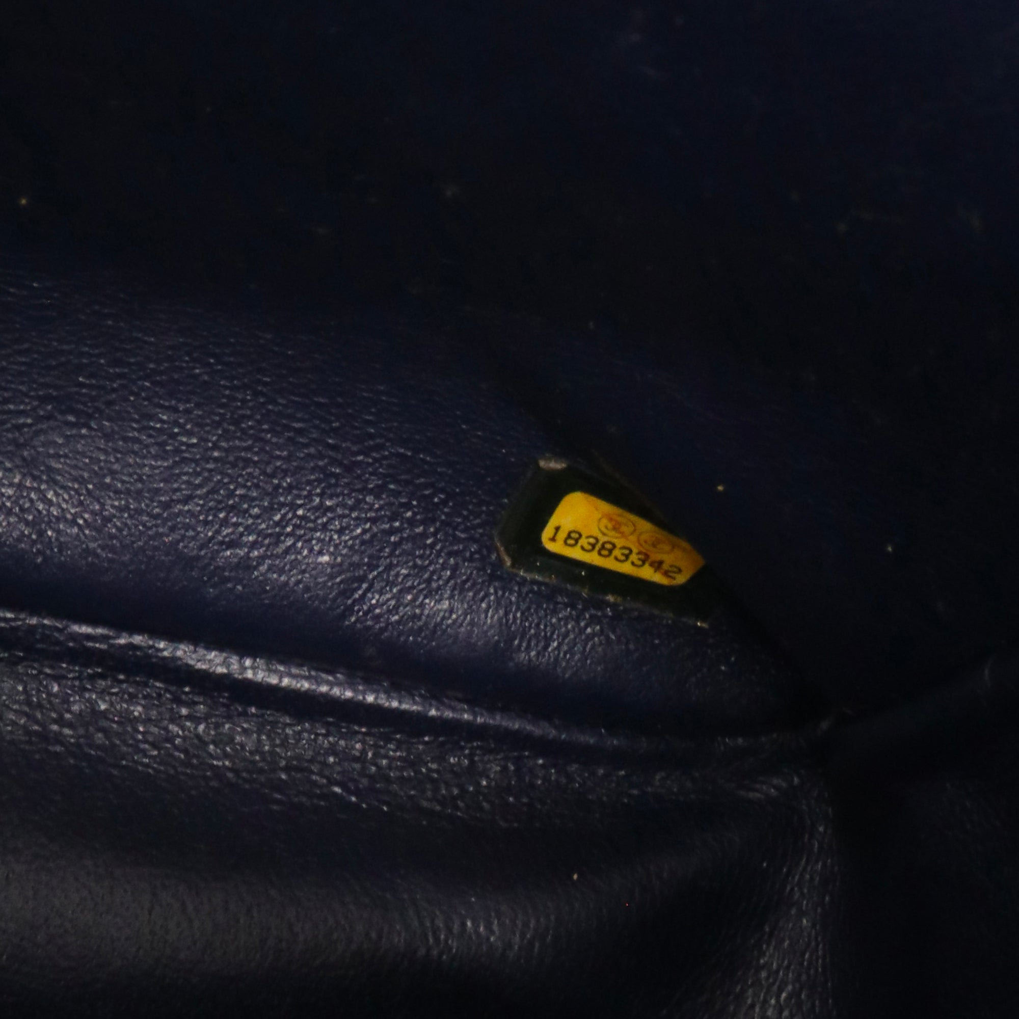 CHANEL - Sac à bandoulière Classique/Timeless Jumbo Chanel en cuir grainé bleu marine