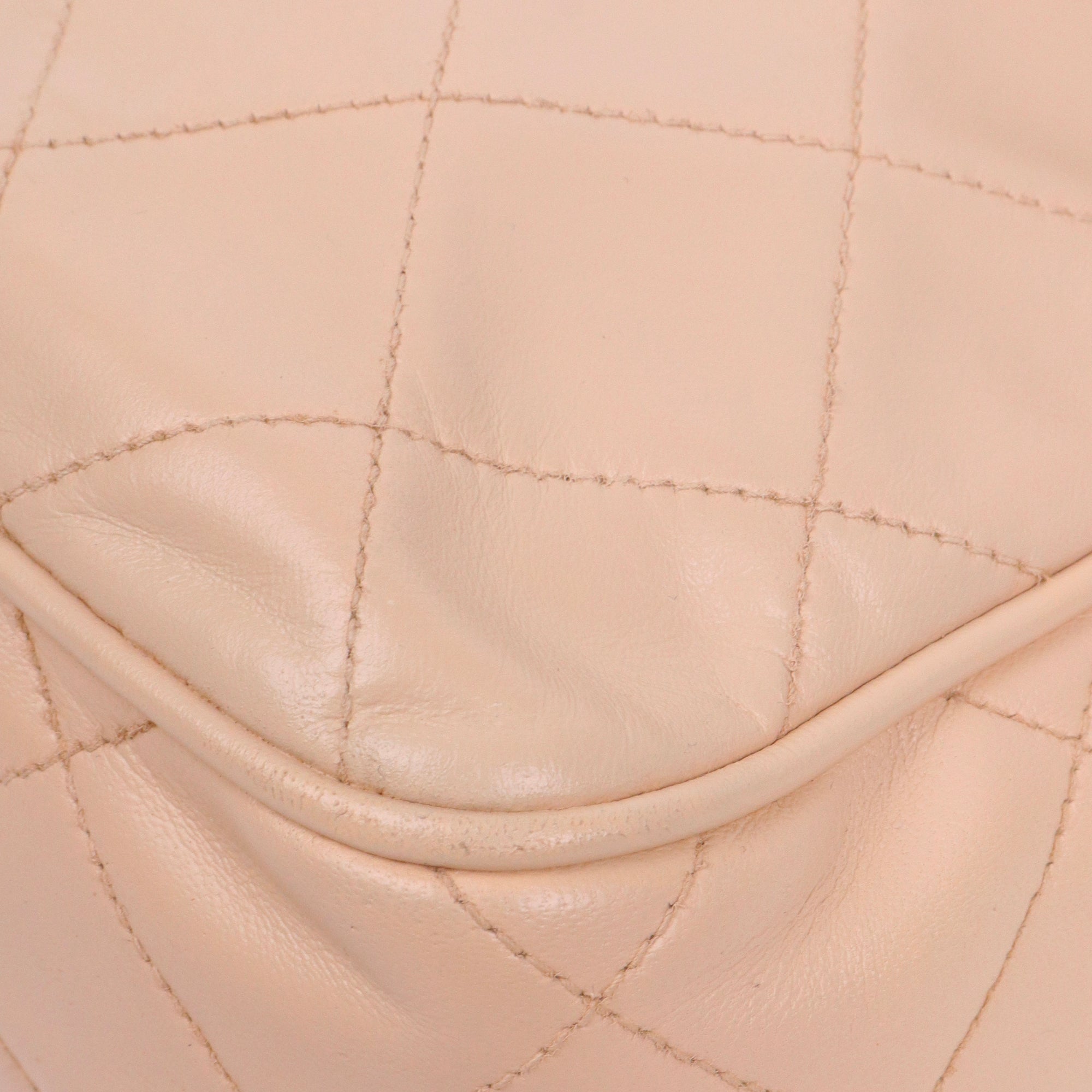 CHANEL - Sac à bandoulière Caméra Chanel en cuir lisse beige vintage