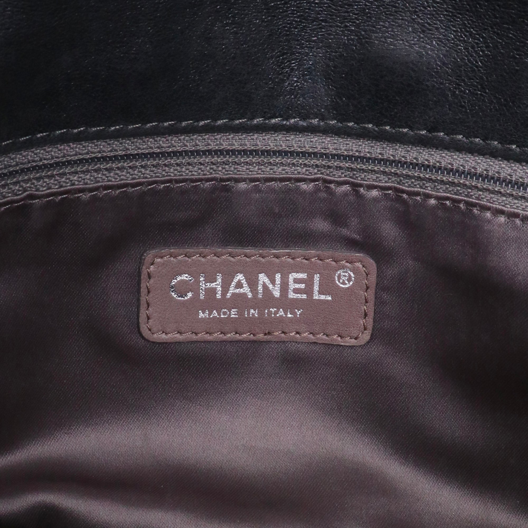 CHANEL - Sac à main Timeless/Classique Chanel simple flap Chanel en cuir froissé bulle gris