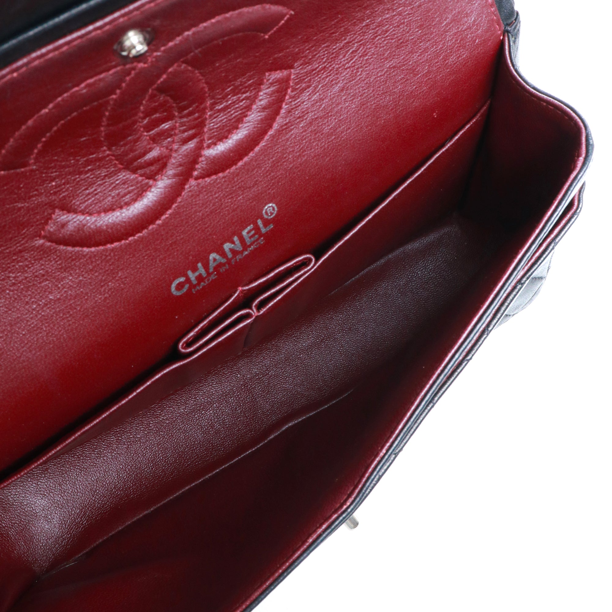 CHANEL - Sac à main Timeless 25 double flap Chanel en cuir matelassé noir