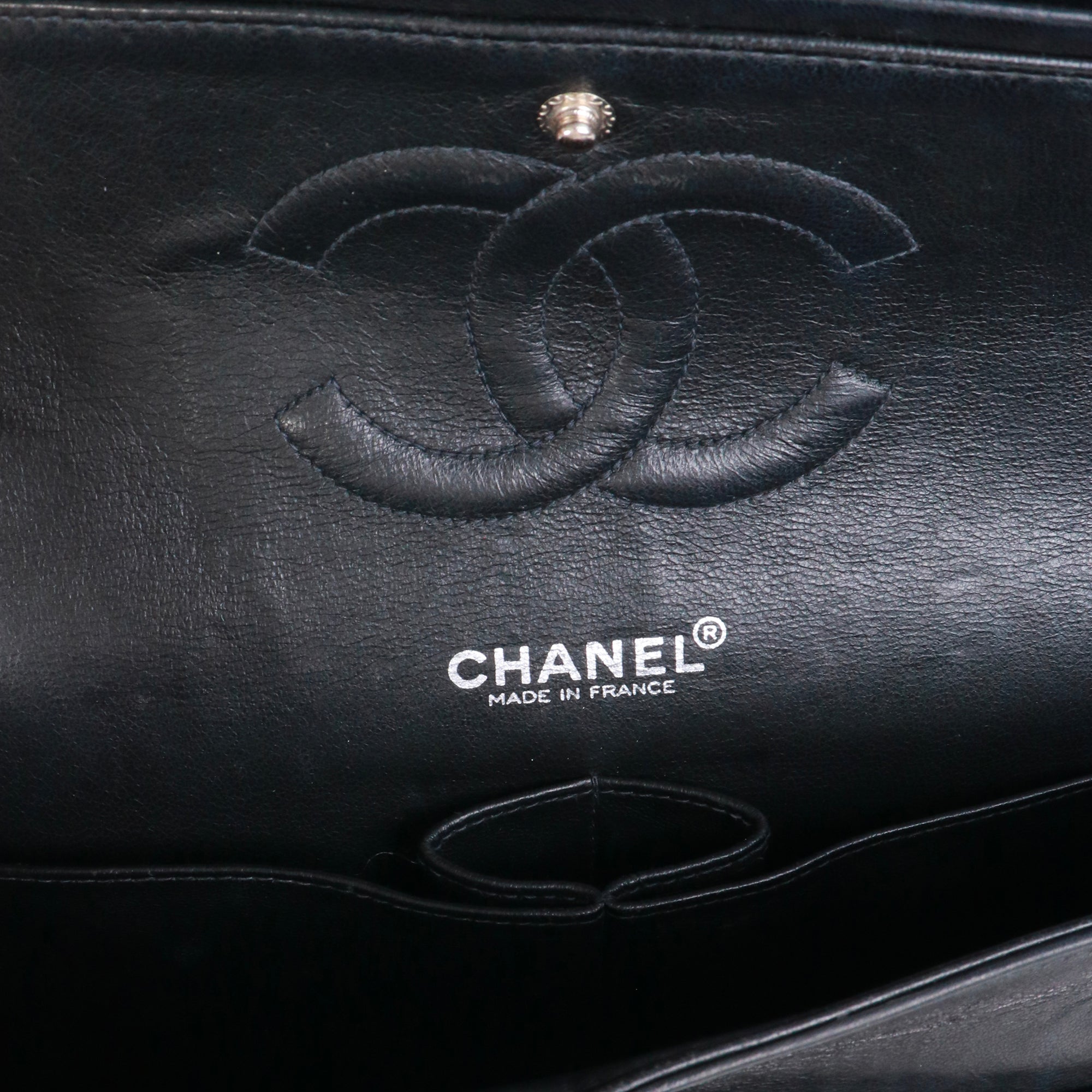 CHANEL - Sac à main Timeless 25 double flap Chanel en cuir matelassé noir verni