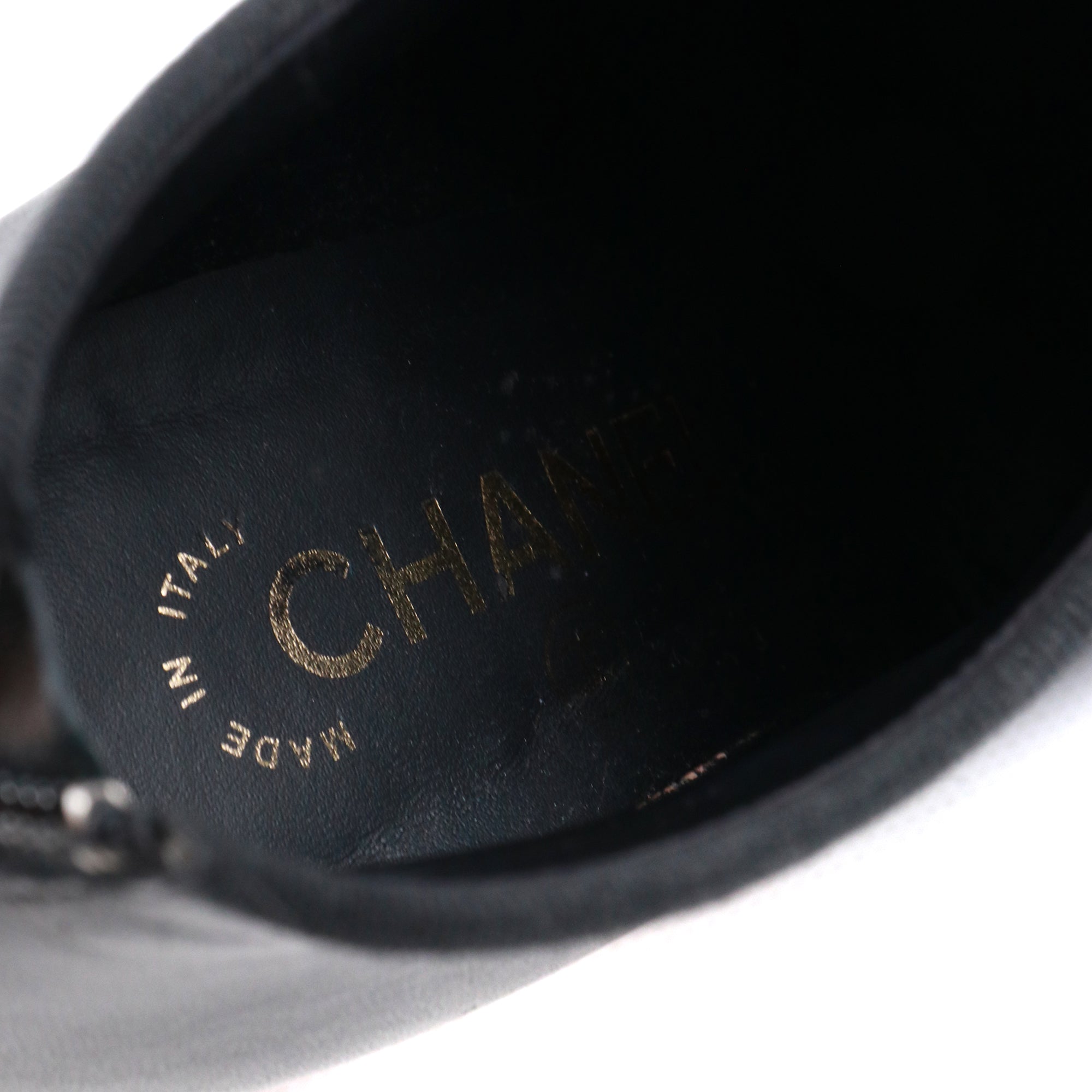 CHANEL - Bottines CC Chanel en cuir d'agneau noir (T34,5)
