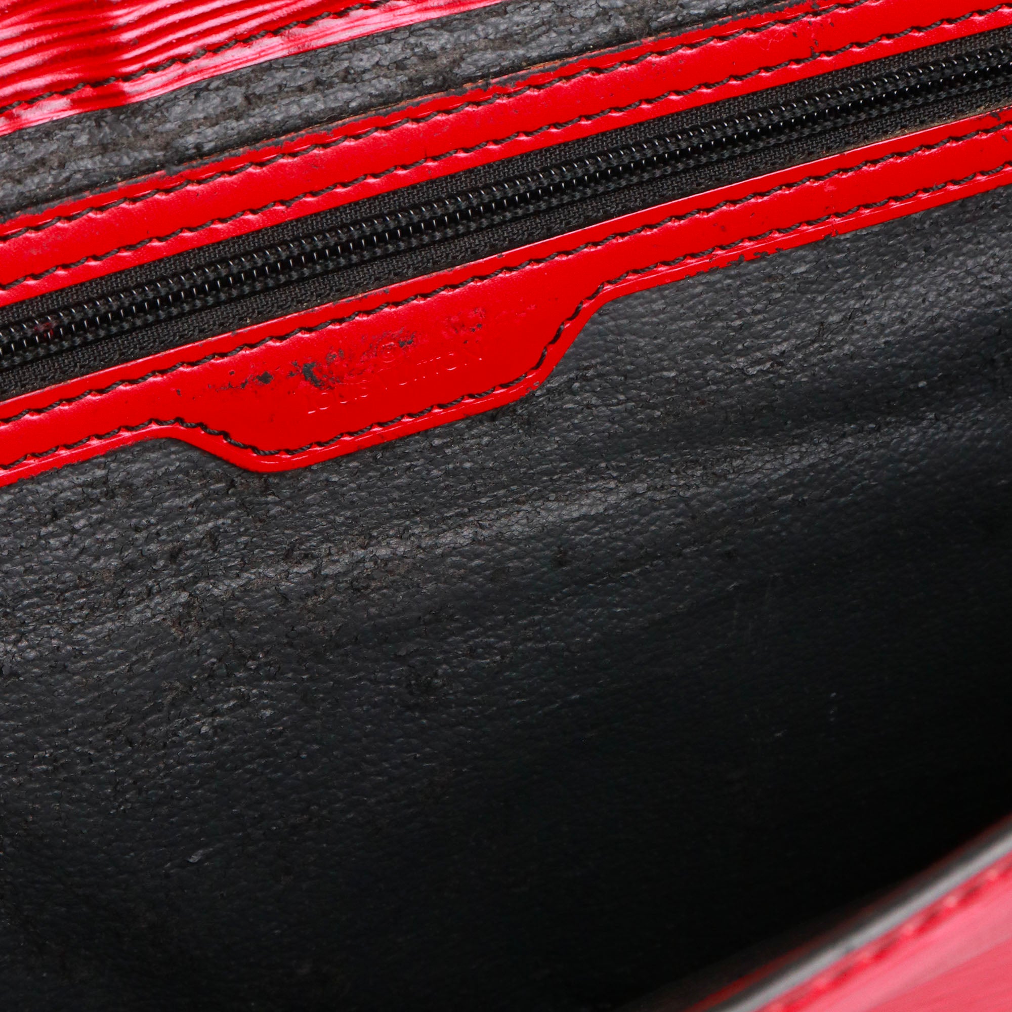 LOUIS VUITTON - Sac cabas plat GM Louis Vuitton en cuir épi rouge