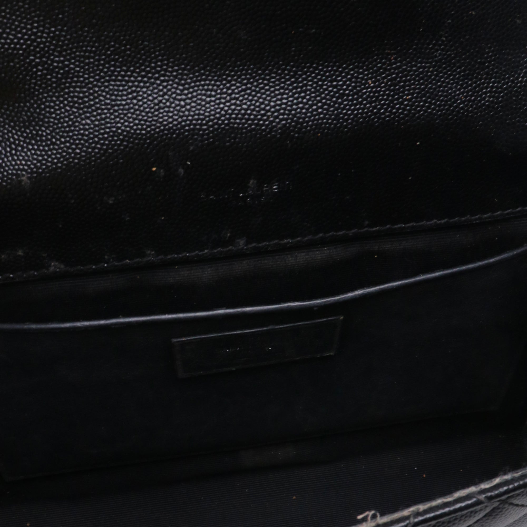 SAINT LAURENT - Sac à bandoulière Envelope Medium Saint Laurent en cuir matelassé grainé noir