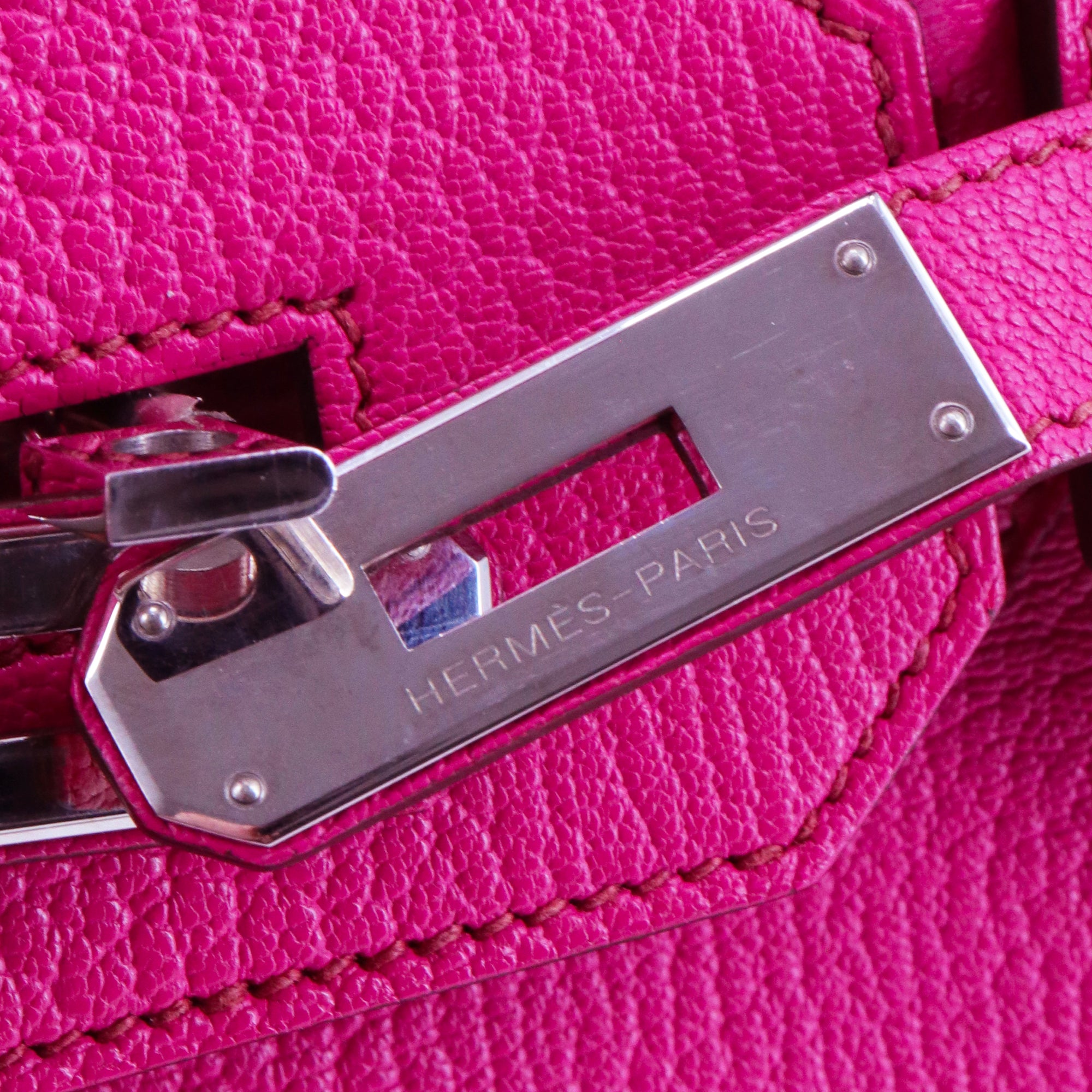 HERMÈS - Sac à main Haut à Courroie 30 Hermès en cuir grainé fuchsia