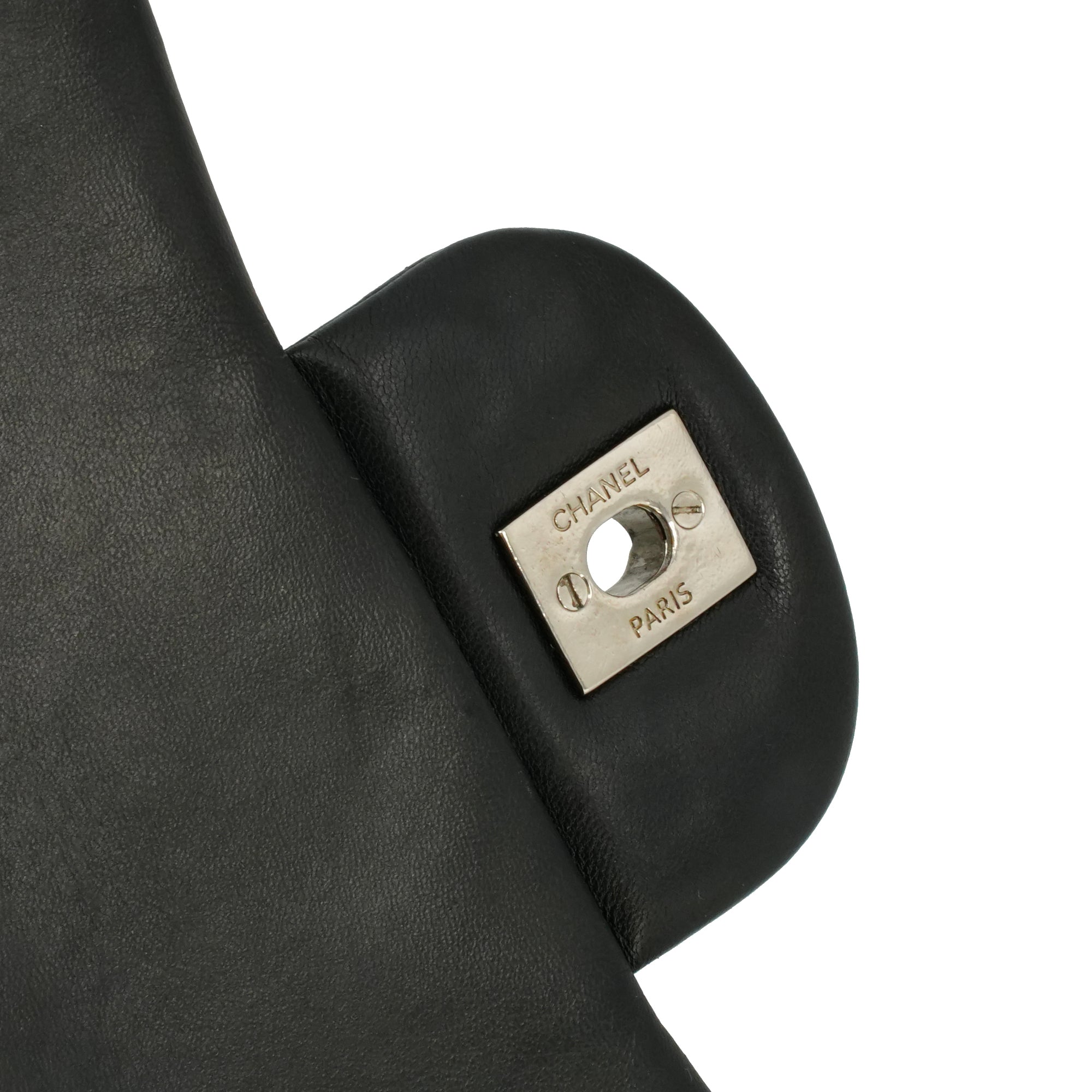 CHANEL - Sac à bandoulière Classique/Timeless Maxi Jumbo Chanel en cuir lisse noir