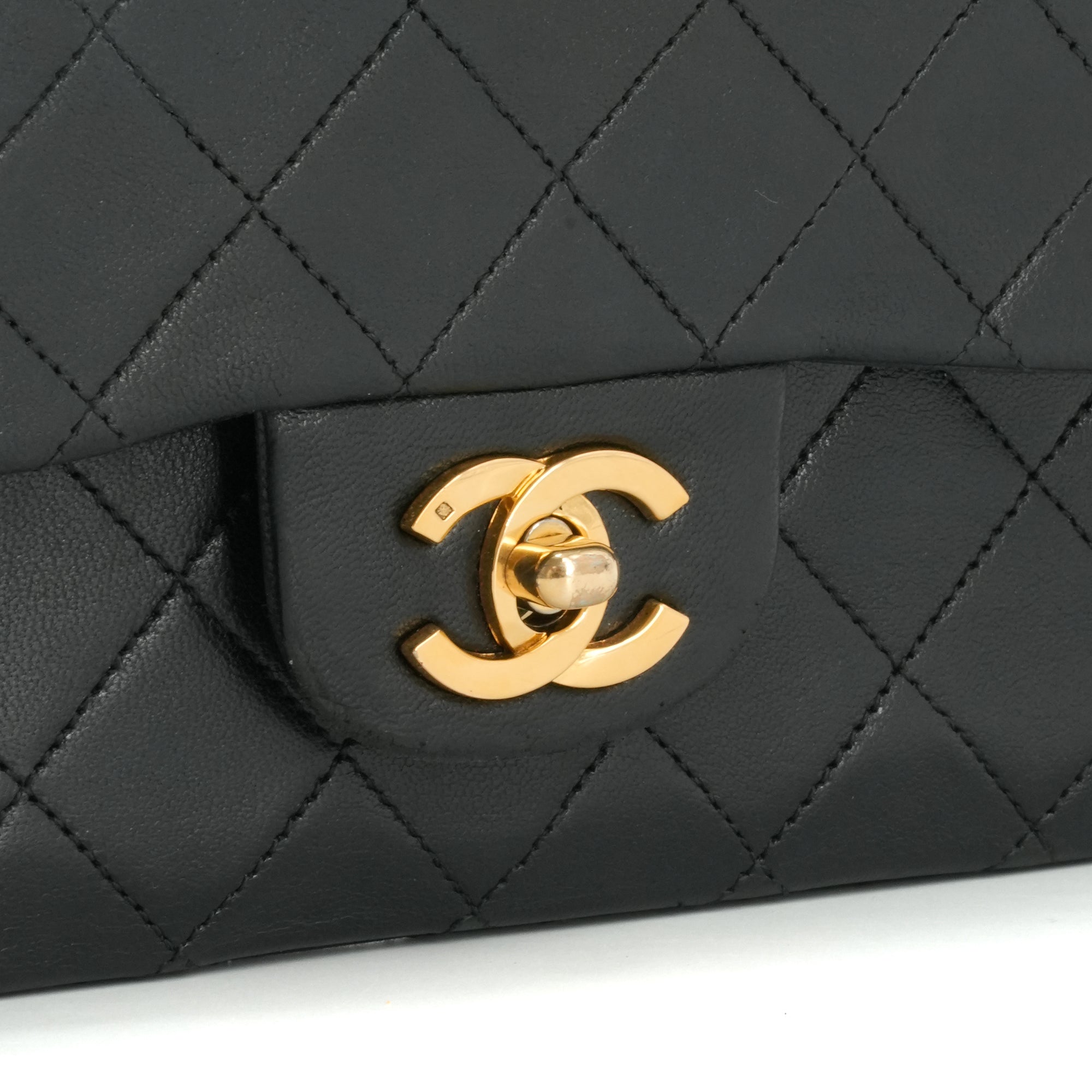 CHANEL - Sac à main Classique/Timeless small Chanel en cuir matelassé noir vintage