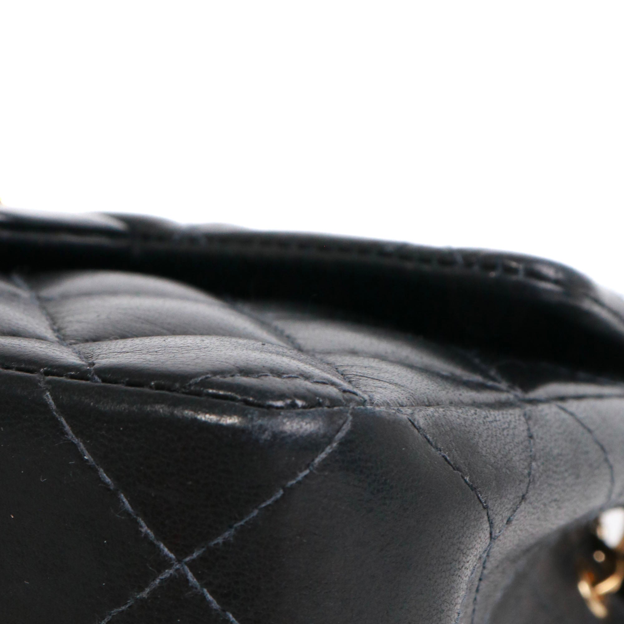 CHANEL - Sac à bandoulière Timeless Mini Square Chanel en cuir noir vintage