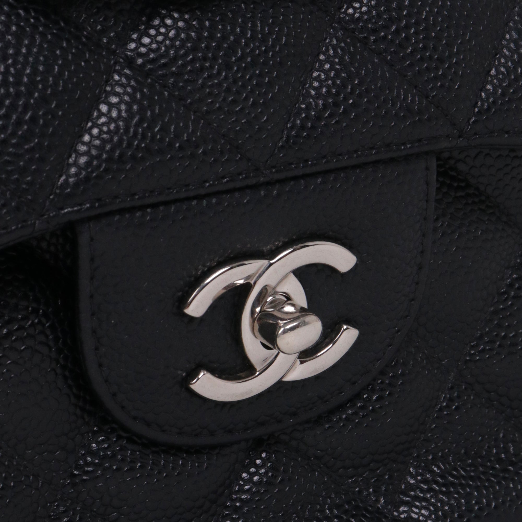 CHANEL - Sac à bandoulière Classique/Timeless Jumbo double flap en cuir caviar noir