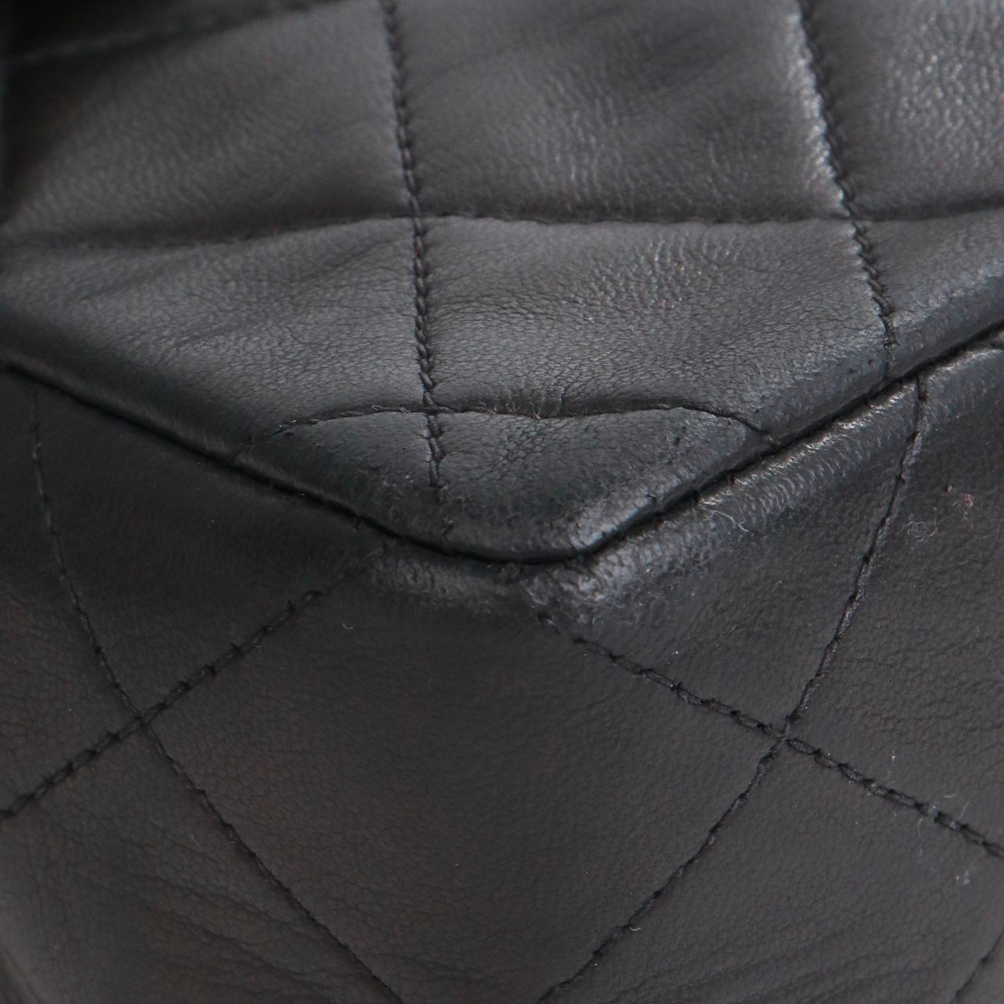 CHANEL - Sac à bandoulière Timeless/Classique Mini Square Chanel en cuir noir vintage