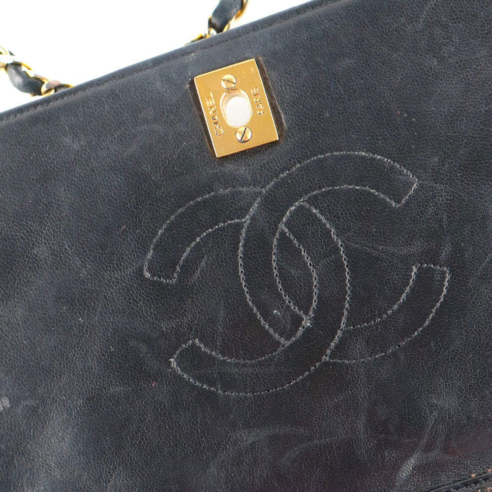 CHANEL - Sac à rabat vintage en cuir matelassé noir