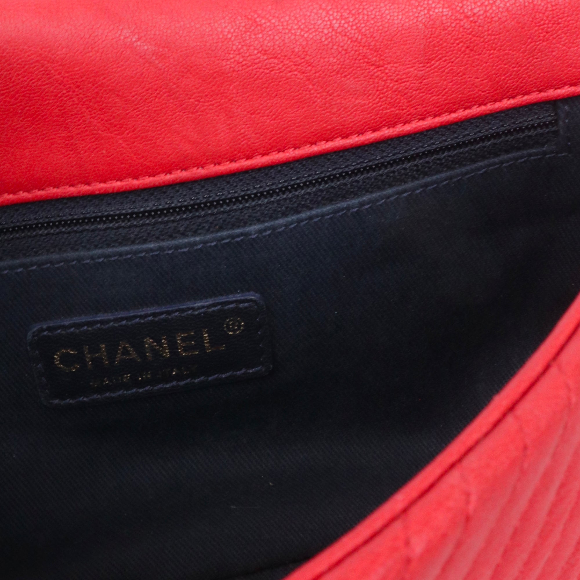 CHANEL - Sac à main Classique/Timeless Médaillon Chanel en cuir chevron rouge