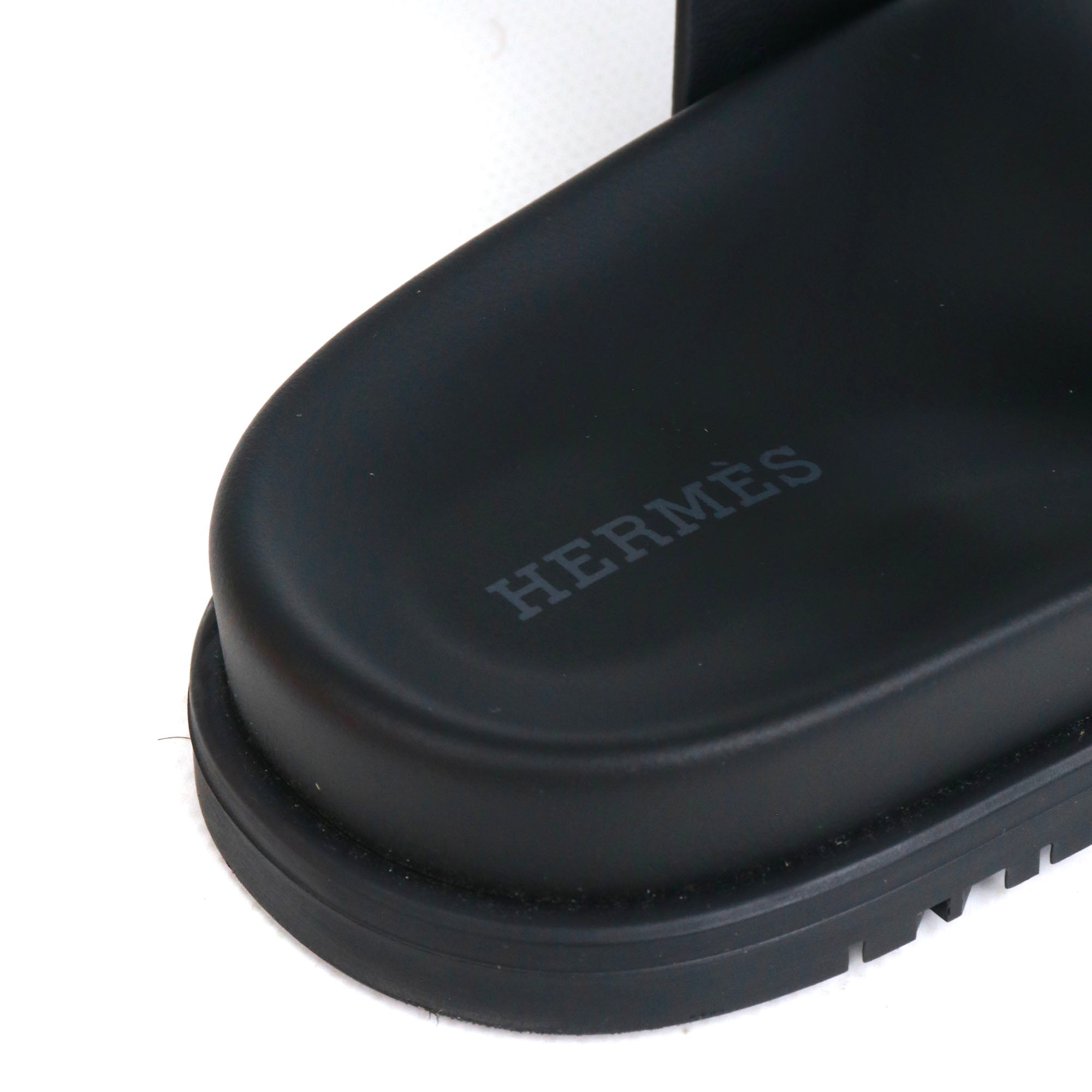 HERMÈS - Chypre sandals in black smooth leather (T36)