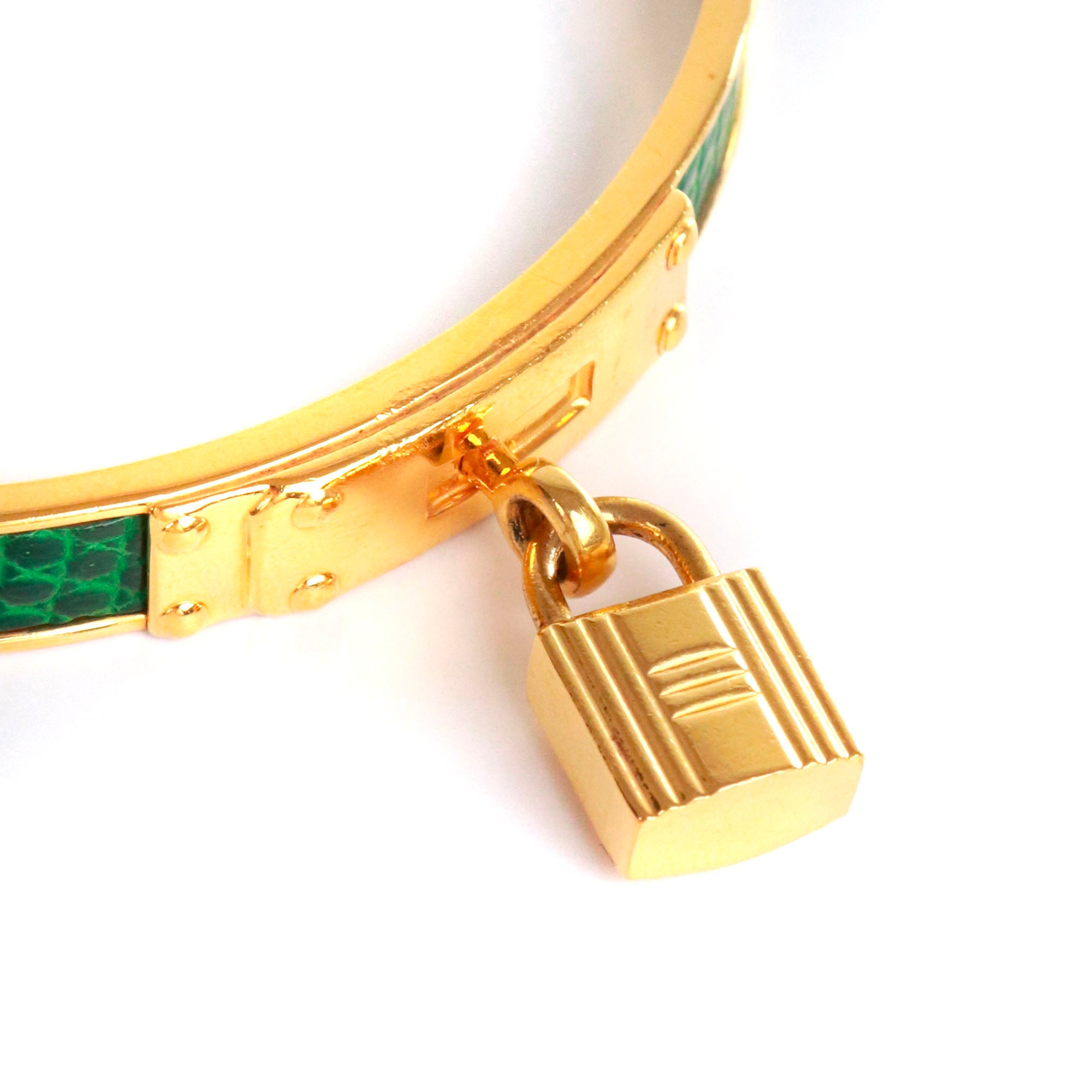 HERMÈS - Bracelet Kelly Cadenas Hermès en métal doré et cuir exotique vert