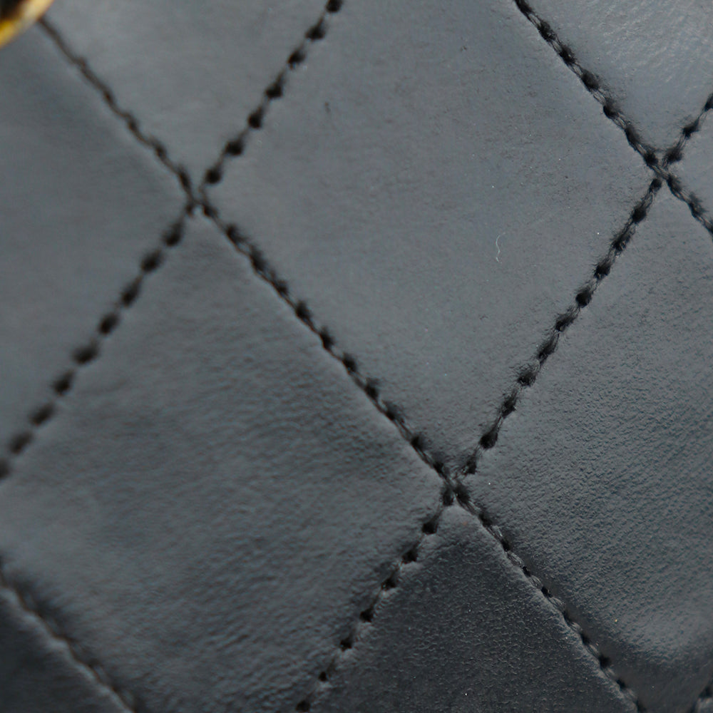 CHANEL - Sac à main Timeless 25 double flap en cuir matelassé noir vintage