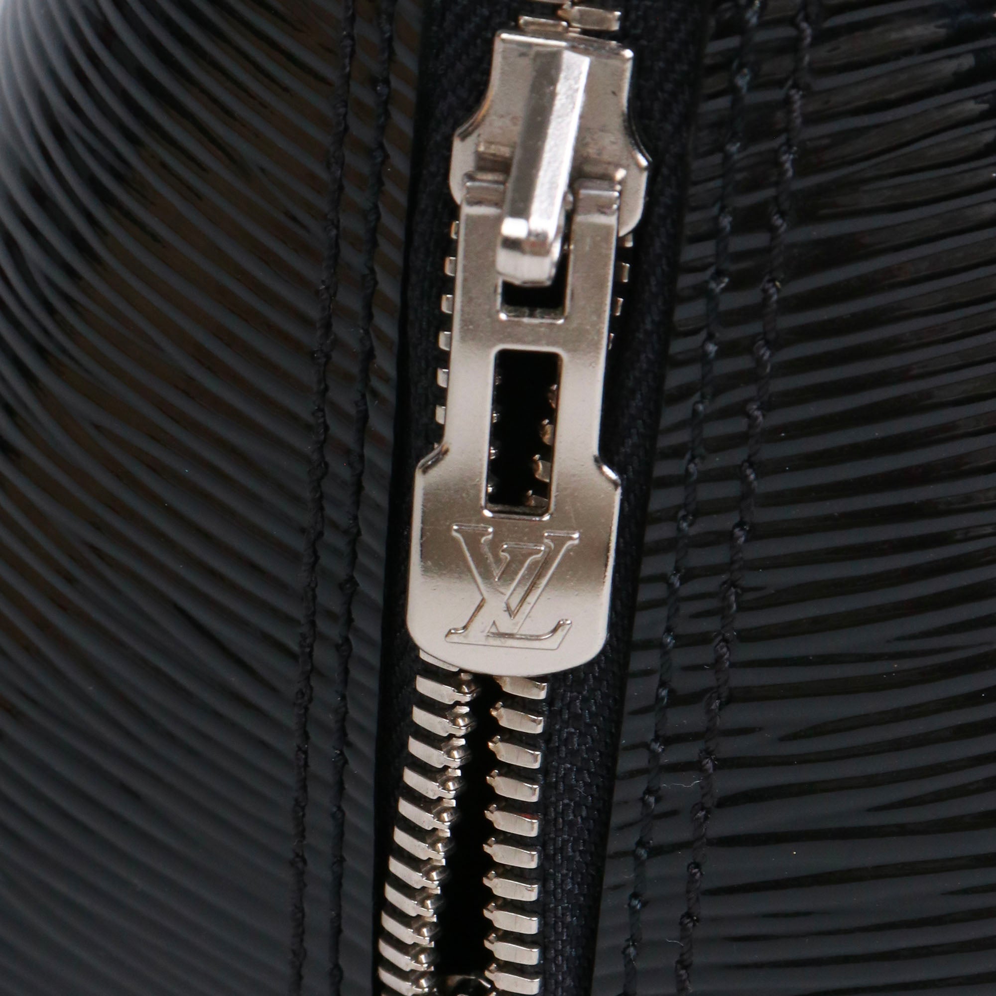 LOUIS VUITTON - Sac à main Alma PM Louis Vuitton en cuir épi verni noir
