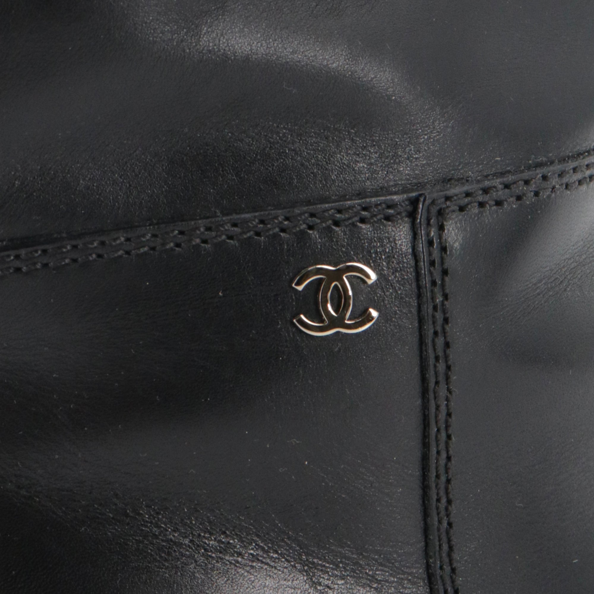 CHANEL - Bottes Chanel en cuir noir (T37,5)