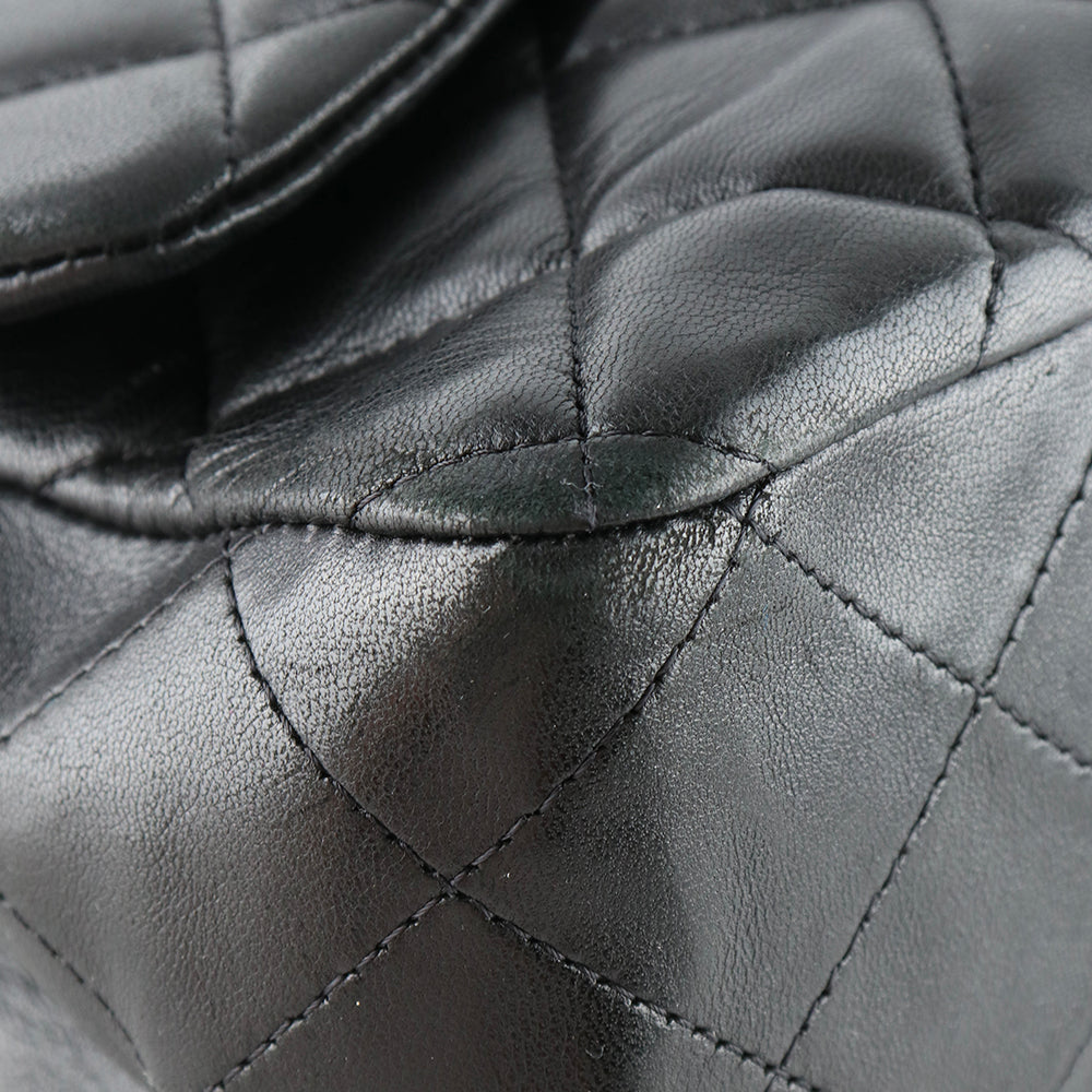 CHANEL - Sac à bandoulière Classique / Timeless Jumbo simple flap en cuir lisse noir