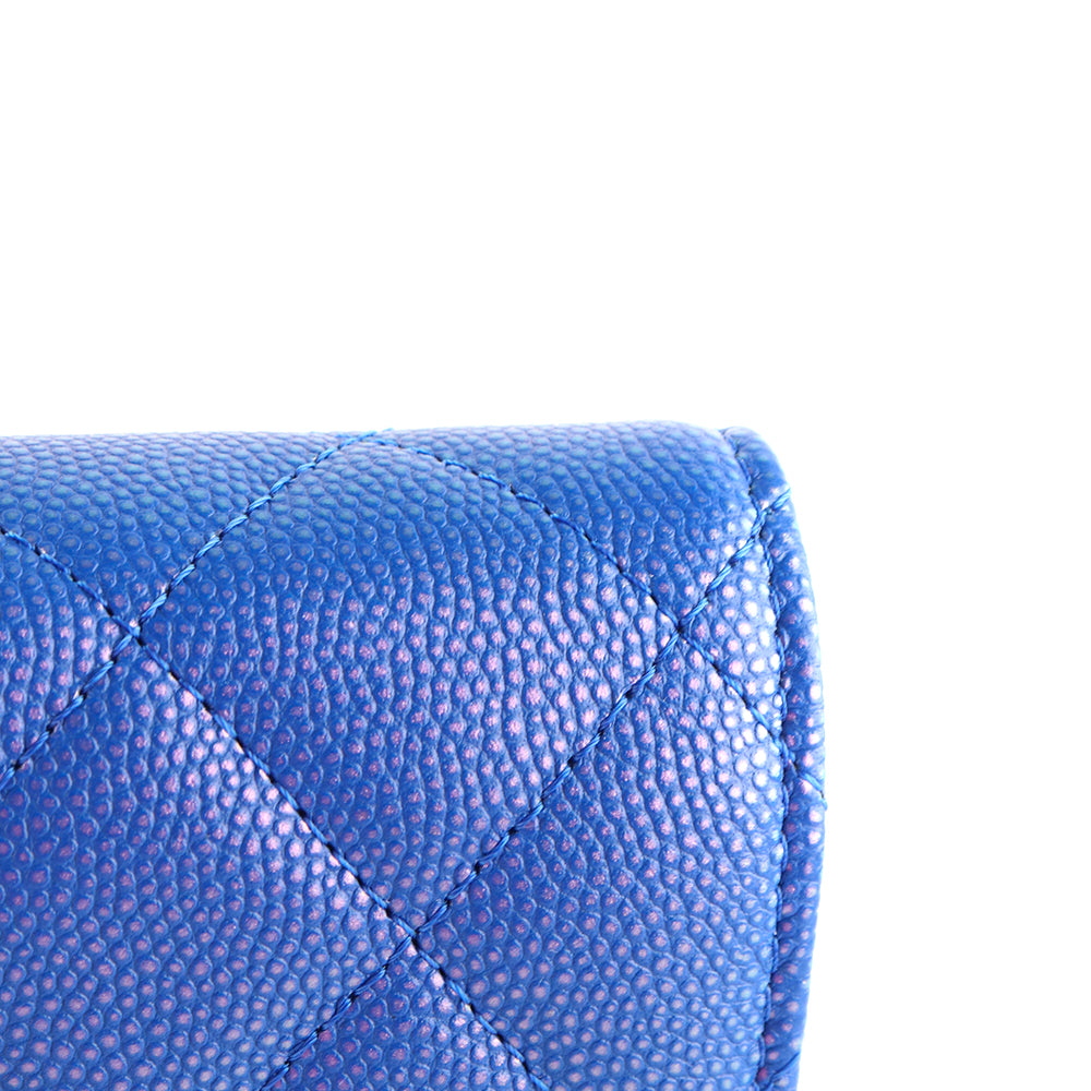 CHANEL - Sac Wallet On Chain Timeless en cuir caviar bleu irisé