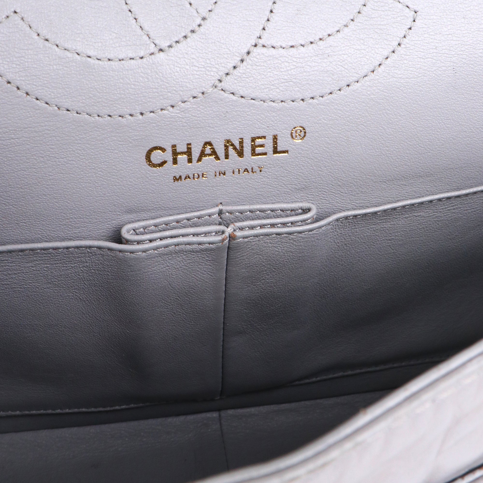 CHANEL - Sac à bandoulière 2.55 Chanel medium en cuir froissé gris