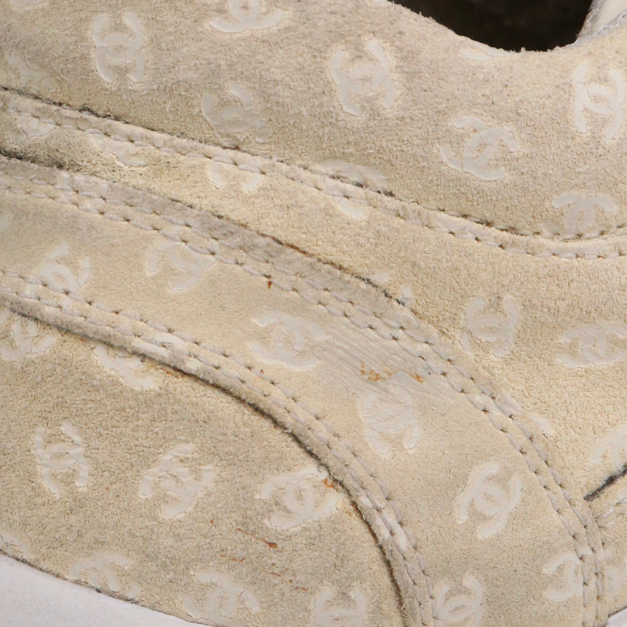 CHANEL - Sneakers CC Chanel en daim beige (T38)