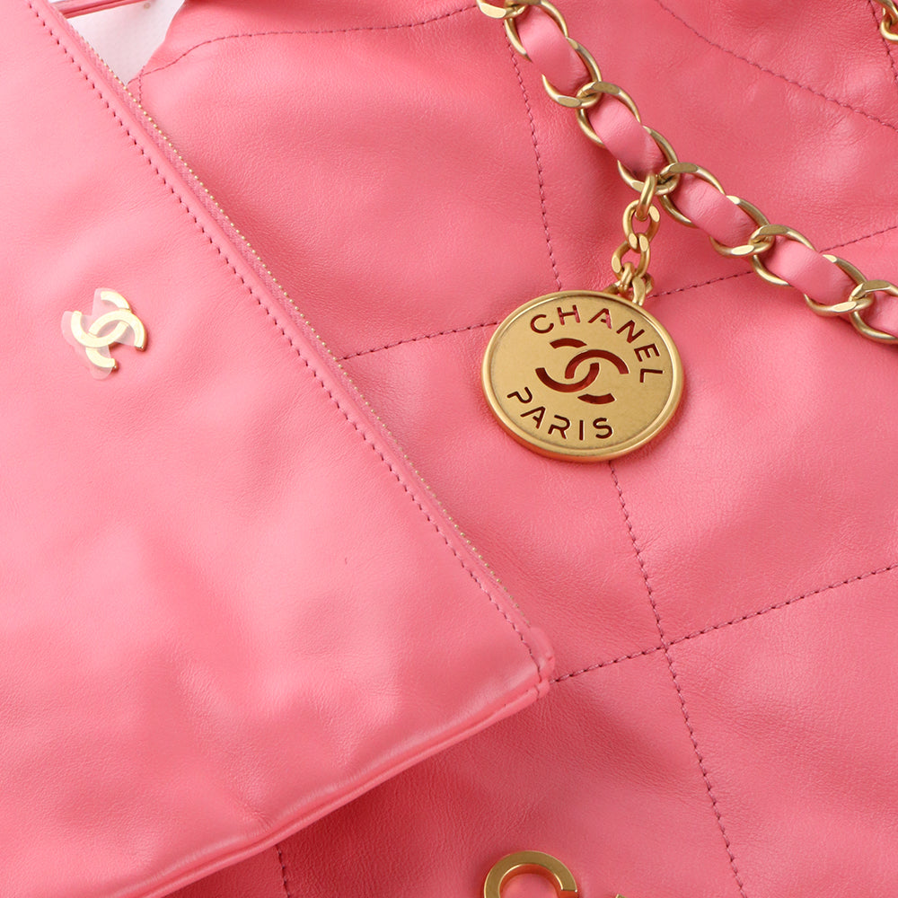CHANEL - Sac cabas Chanel 22 en cuir matelassé rose et pochette