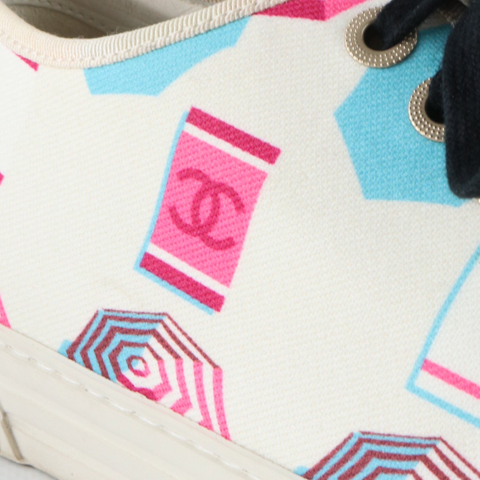 CHANEL - Patterned canvas sneakers (T37.5)