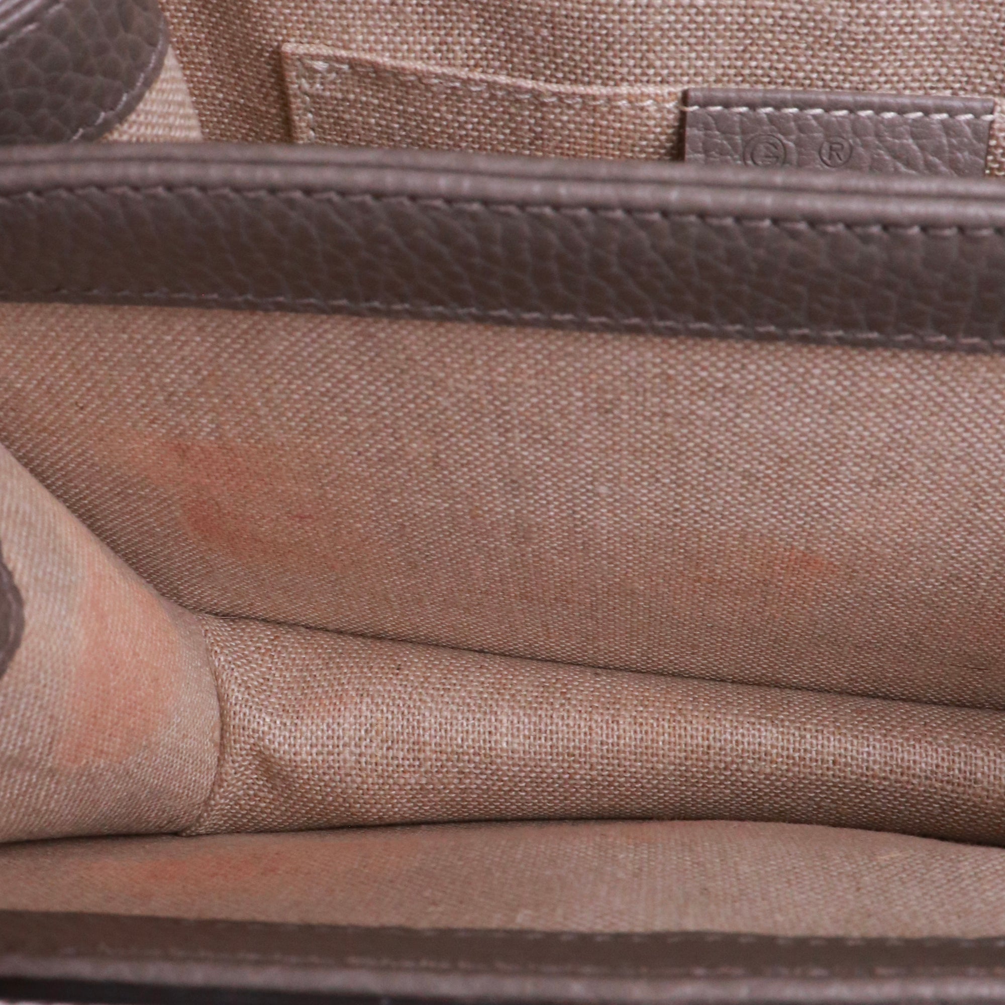 GUCCI - Sac à bandoulière Interlocking Gucci en cuir grainé gris