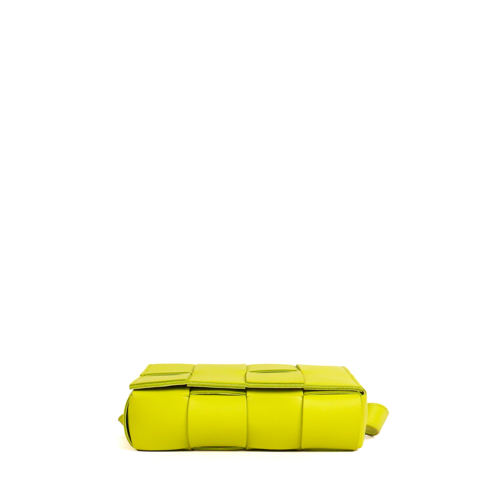 BOTTEGA VENETA - Sac ceinture Cassette mini Bottega Veneta en cuir lisse anis